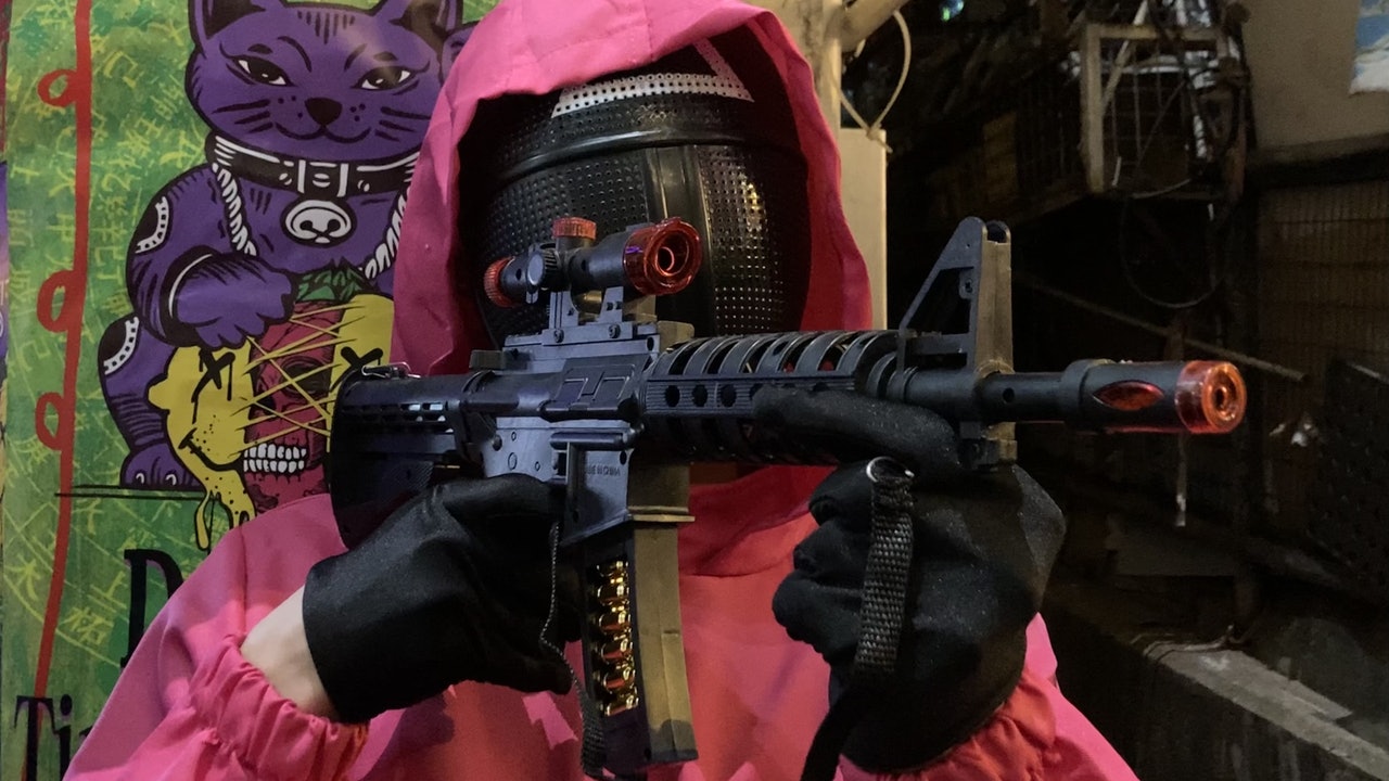 Halloween|"Squid Game" A man in red armed with a toy gun entered Lan