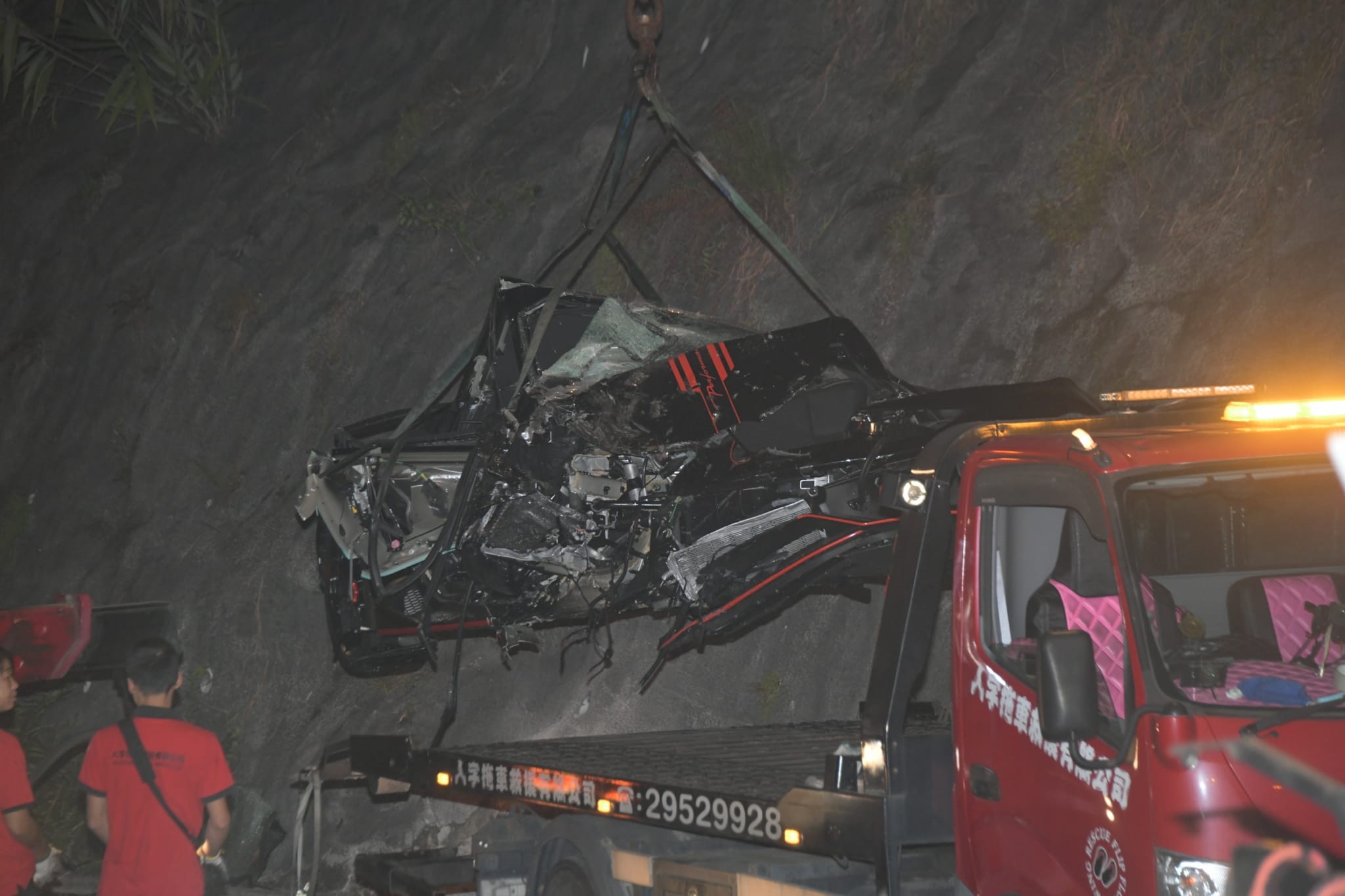 警方蒐證後，拖車將涉事私家車及電單車拖走。
