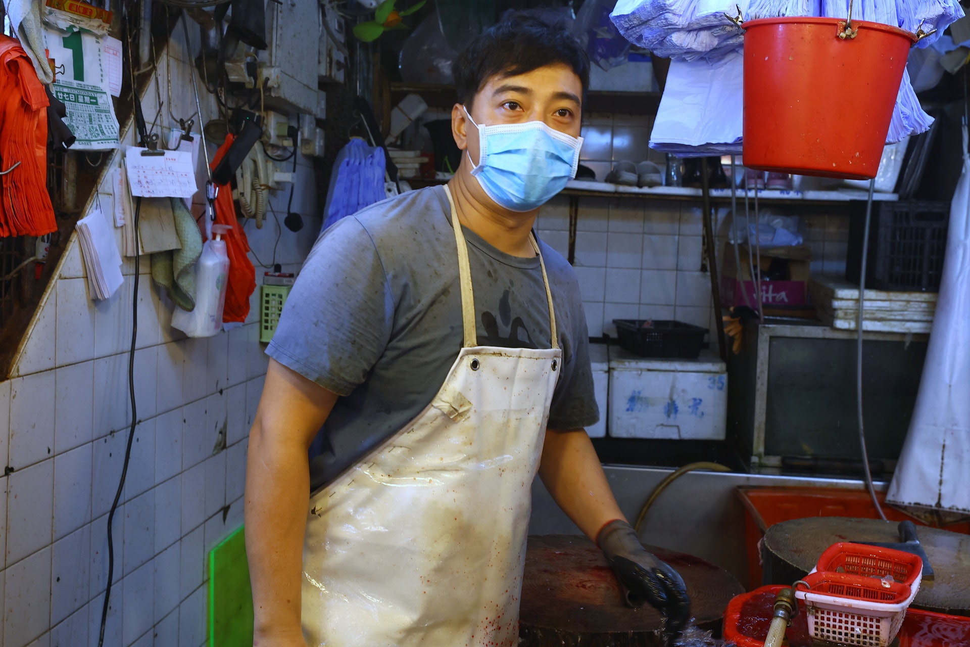 北河街市政街市經營魚檔的張先生說,今日新措施推行後,魚檔生意比平日跌一半,惟「官字兩個口,我哋做市民嘅都係跟隨政府做嘢嘅姐!」(張浩維攝) 北河街市政街市經營魚檔的張先生說,今日新措施推行後,魚檔生意比平日跌一半,惟「官字兩個口,我哋做市民嘅都係跟隨政府做嘢嘅姐!」(張浩維攝)