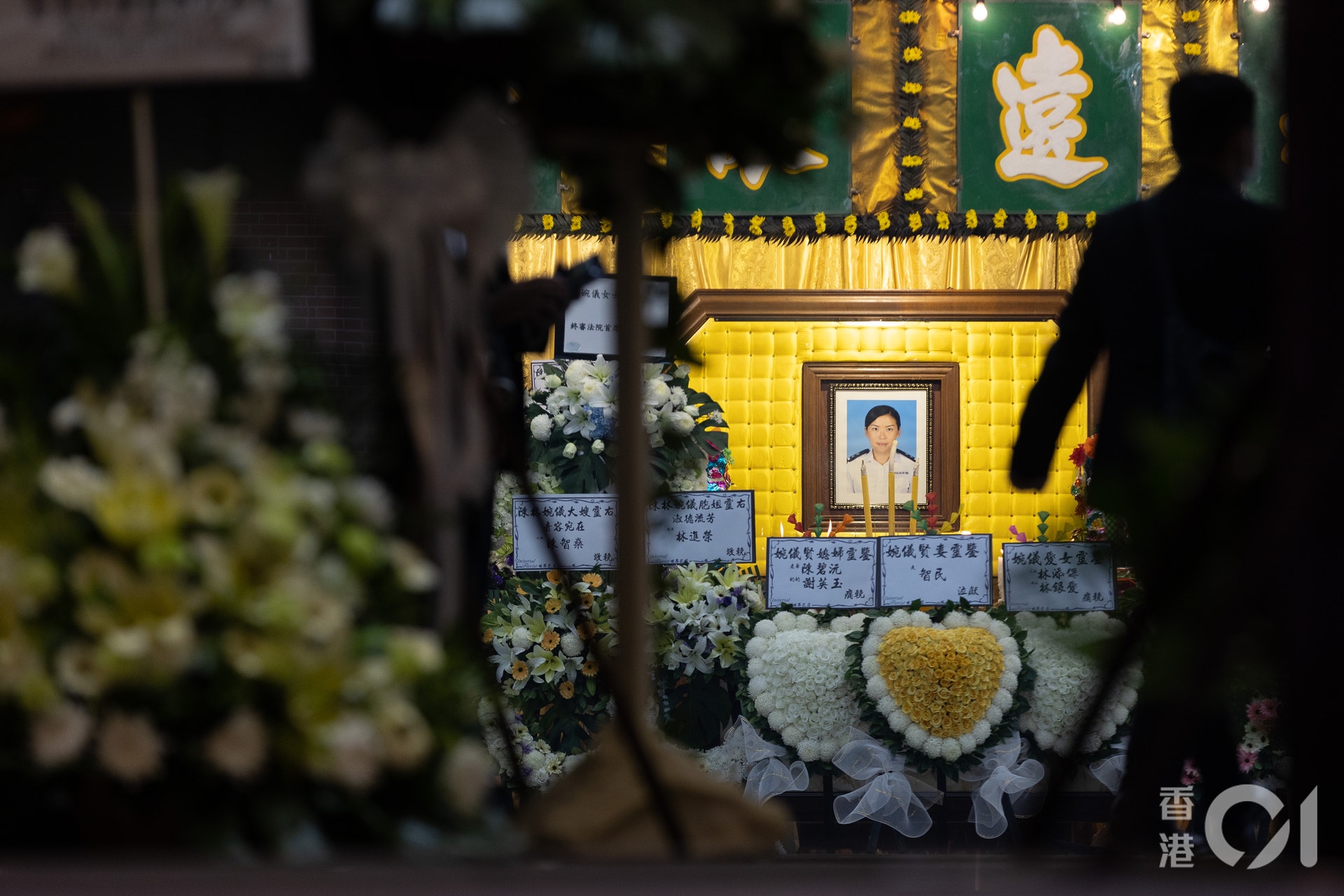 殉職水警總督察(追授)林婉儀11月1日於紅磡世界殯儀館設靈,殯儀館內外都放滿花牌。(廖雁雄攝) 殉職水警總督察(追授)林婉儀11月1日於紅磡世界殯儀館設靈,殯儀館內外都放滿花牌。(廖雁雄攝)