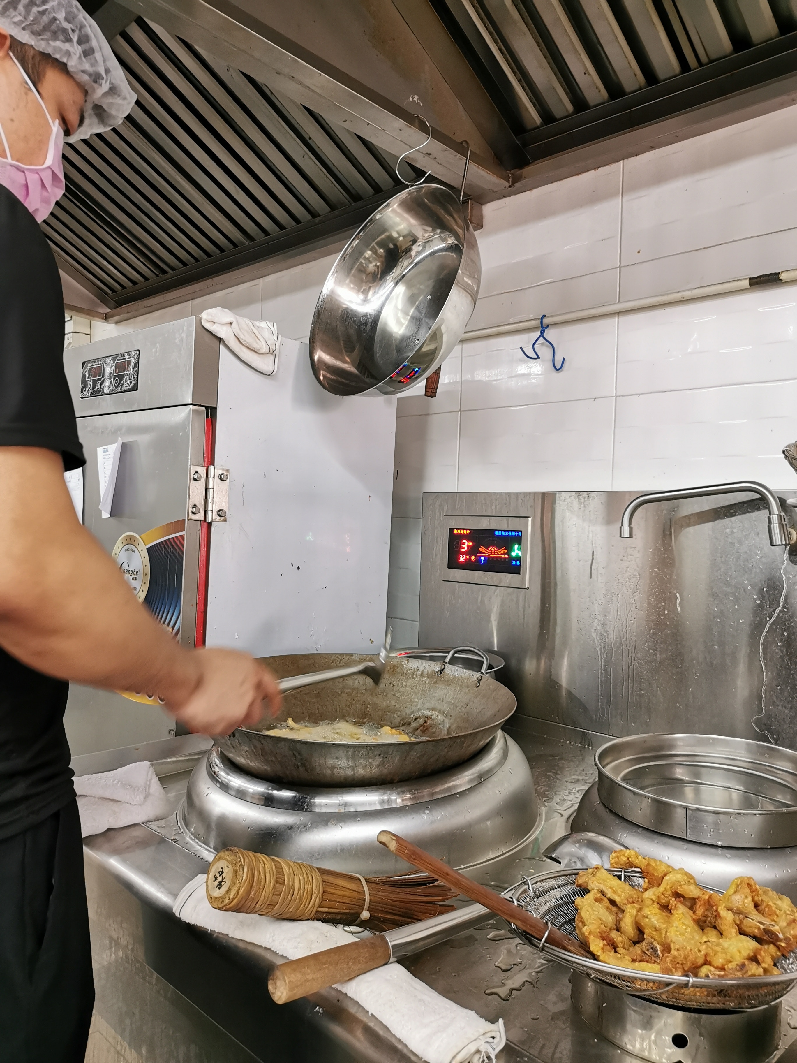 全港最便宜$17兩餸飯年輕東主兼辦派飯惠基層：想個個三餐溫飽