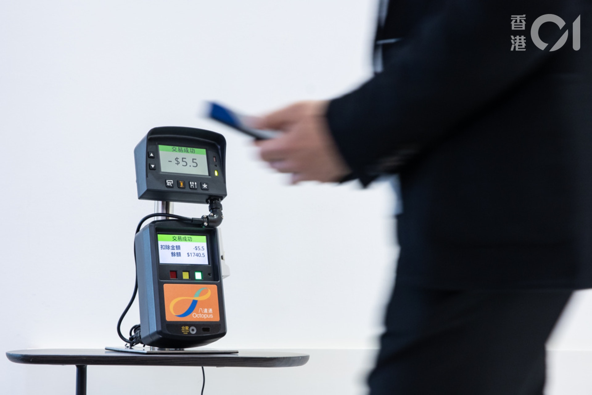2. 市民只須走近八達通收款機,手機八達通便會自動感應付款。(羅君豪攝) 2. 市民只須走近八達通收款機,手機八達通便會自動感應付款。(羅君豪攝)