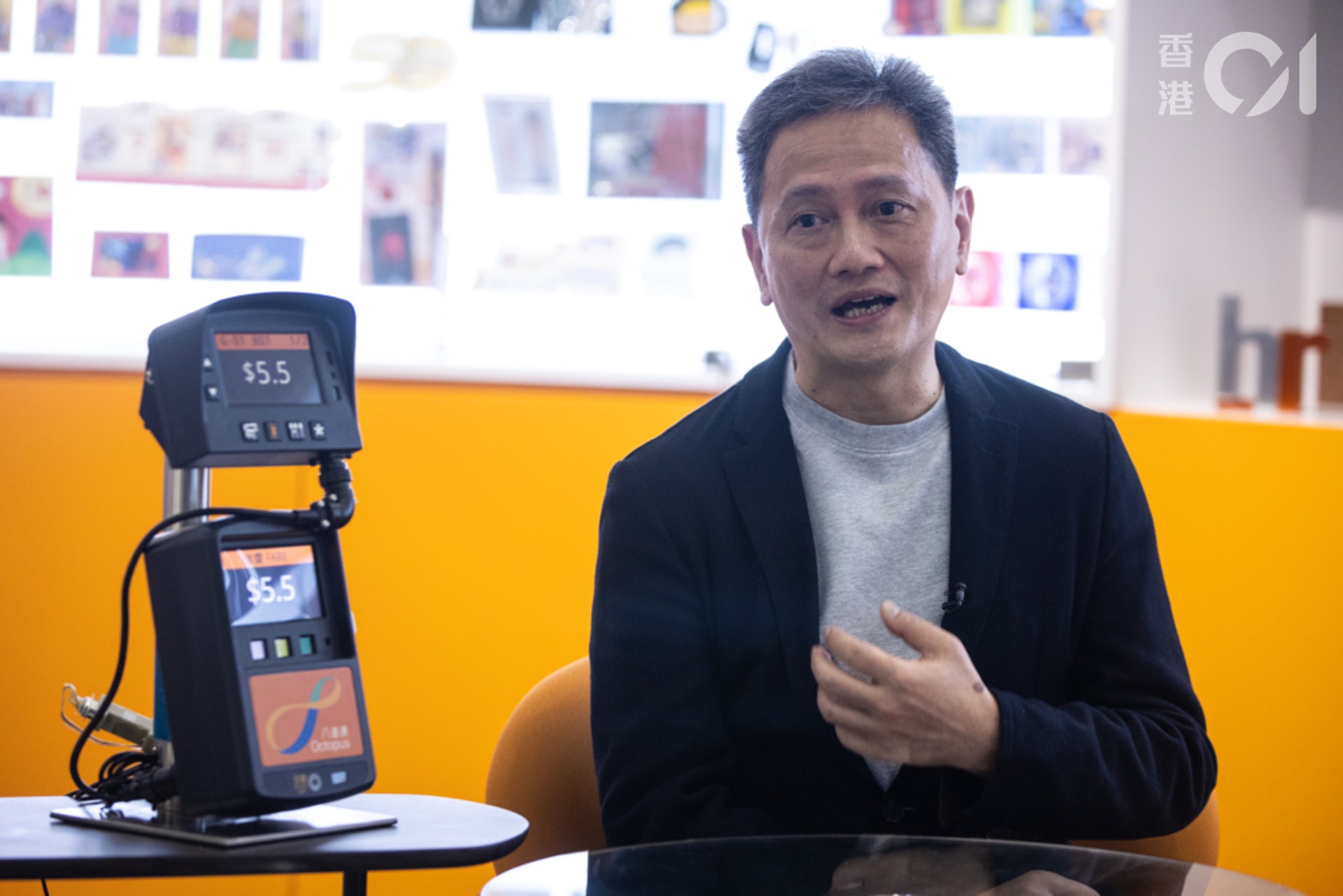 八達通技術總監甘志深透露,計劃不久將來推出「免嘟入閘」,屆時持手機八達通的市民,兩手空空,無須拍卡便可入閘。(羅君豪攝) 八達通技術總監甘志深透露,計劃不久將來推出「免嘟入閘」,屆時持手機八達通的市民,兩手空空,無須拍卡便可入閘。(羅君豪攝)