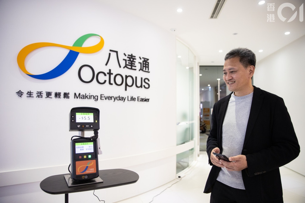 1. 若市民的手機已安裝八達通App，並啟用手機八達通功能，無須取出手機。（羅君豪攝）
