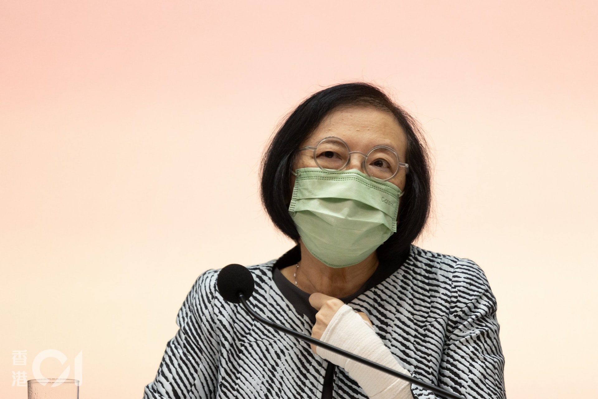 食物及衞生局局長陳肇始11月初在記者會上坦言,本港已達到「清零」的目標,惟在「外防輸入,內防反彈」的原則下,要不斷收緊和調校防疫措施,才能令疫情爆發風險降到最低,以便日後與內地通關。(資料圖片) 食物及衞生局局長陳肇始11月初在記者會上坦言,本港已達到「清零」的目標,惟在「外防輸入,內防反彈」的原則下,要不斷收緊和調校防疫措施,才能令疫情爆發風險降到最低,以便日後與內地通關。(資料圖片)