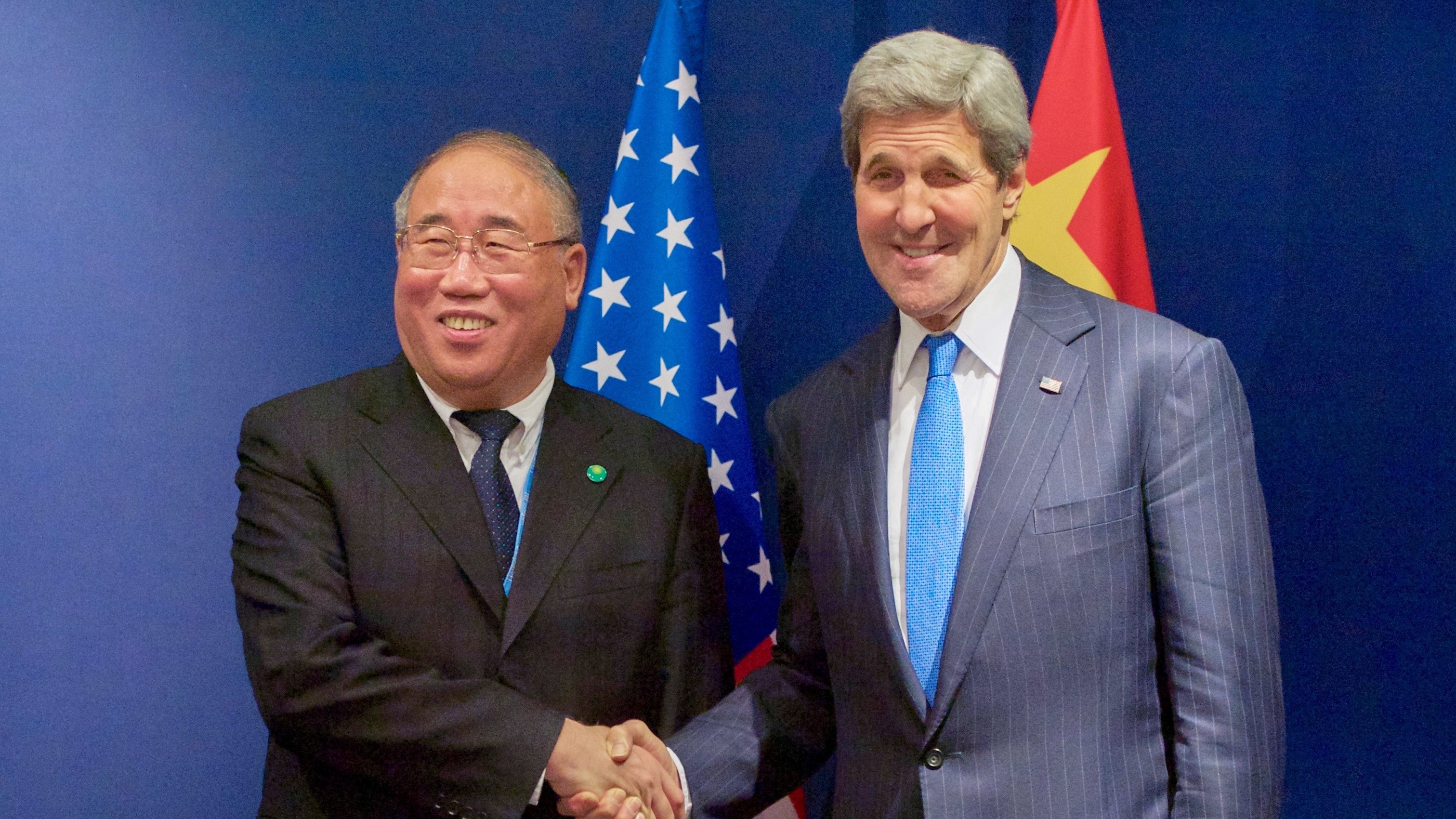 解振华：图为2015年12月8日，时任中国气候变化事务特别代表解振华与时任美国国务卿克里在法国巴黎出席COP21期间会面。 （Reuters）