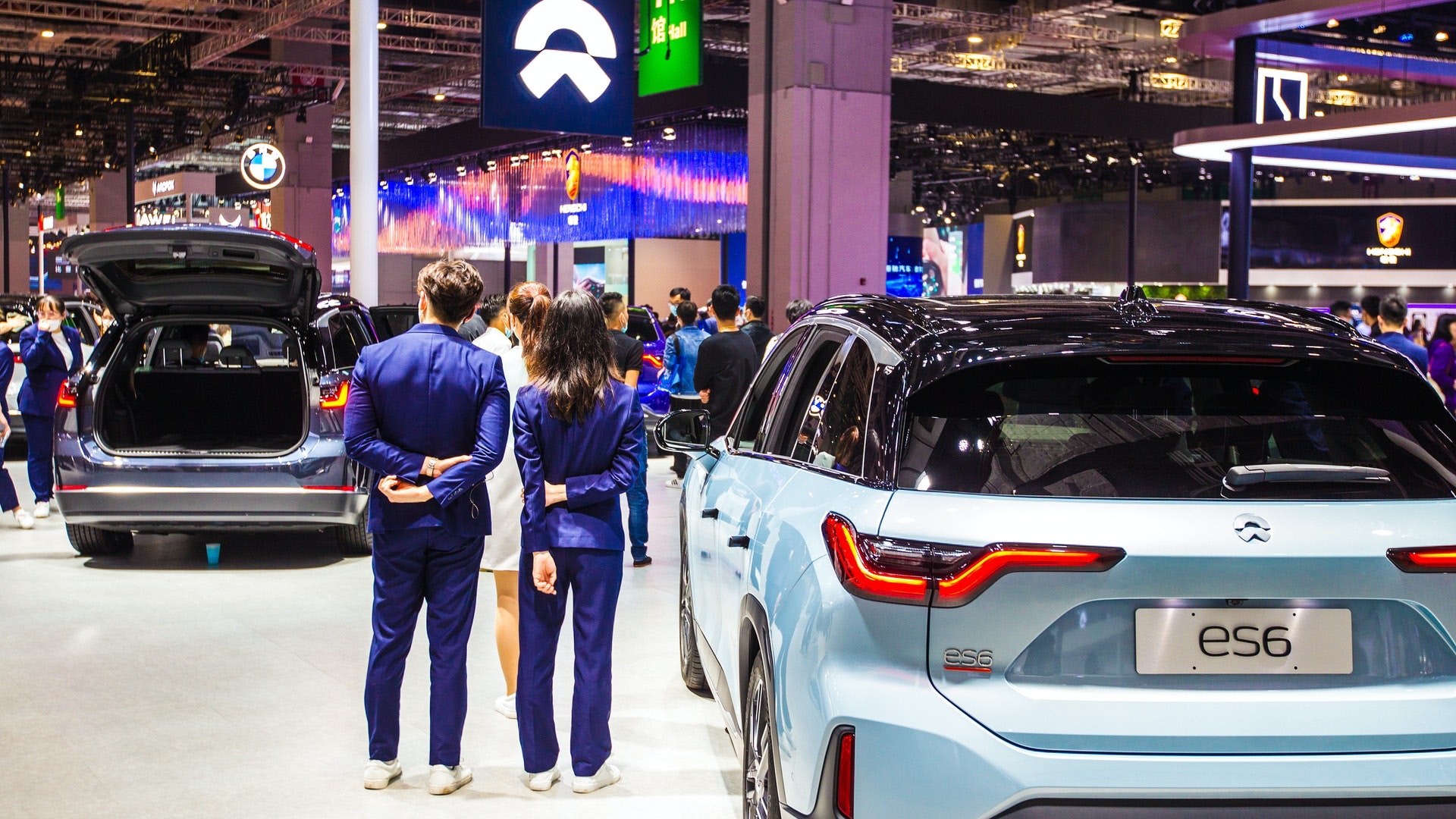 蔚來今日於新加坡掛牌成全球首家三地上市車企H股最多升9%