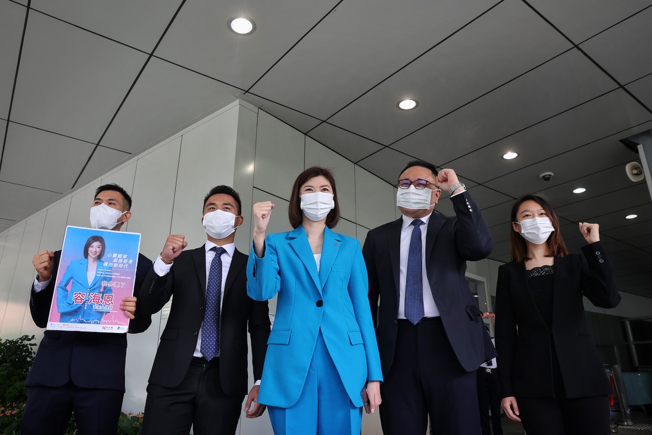 新民黨現任立法會議員容海恩到政府總部報名參選選委會界別。(李澤彤攝) 新民黨現任立法會議員容海恩到政府總部報名參選選委會界別。(李澤彤攝)
