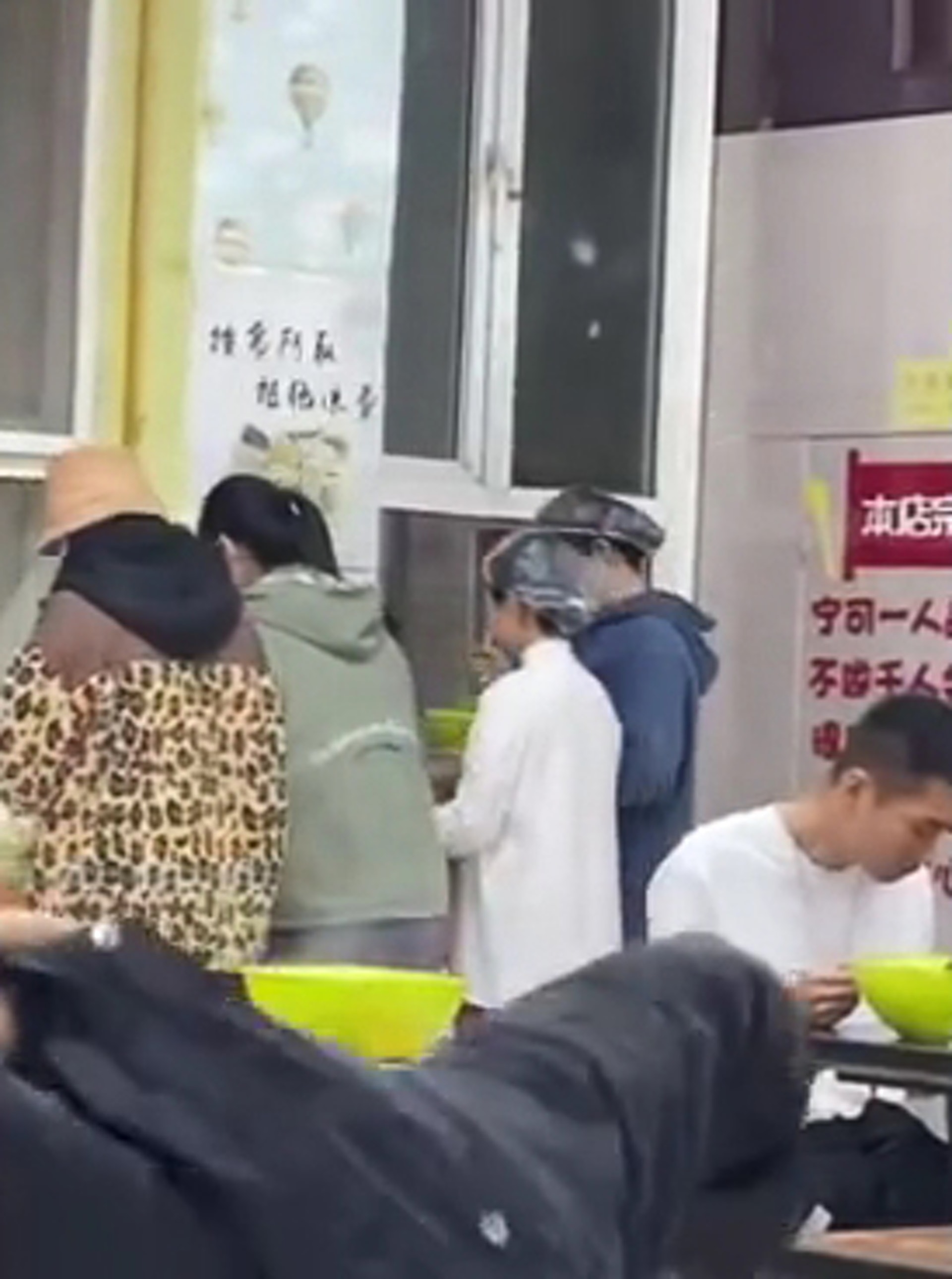 河北1間高校有女學生戴浴帽到飯堂吃螺螄粉,影片在網上瘋傳。(微博影片截圖) 河北1間高校有女學生戴浴帽到飯堂吃螺螄粉,影片在網上瘋傳。(微博影片截圖)