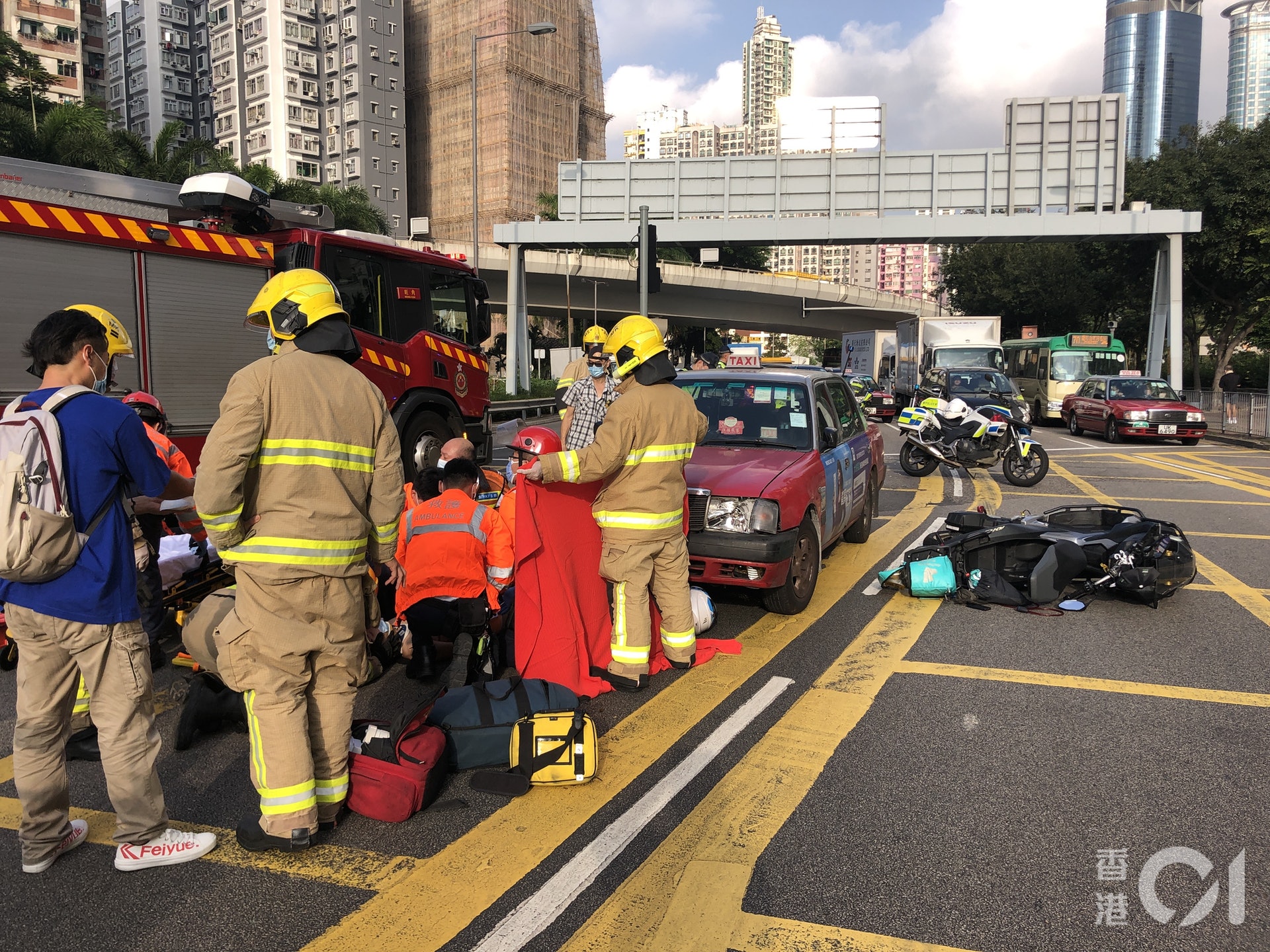 男鐵騎身體多處受傷昏迷,被送往伊利沙伯醫院搶救。(翁鈺輝攝)