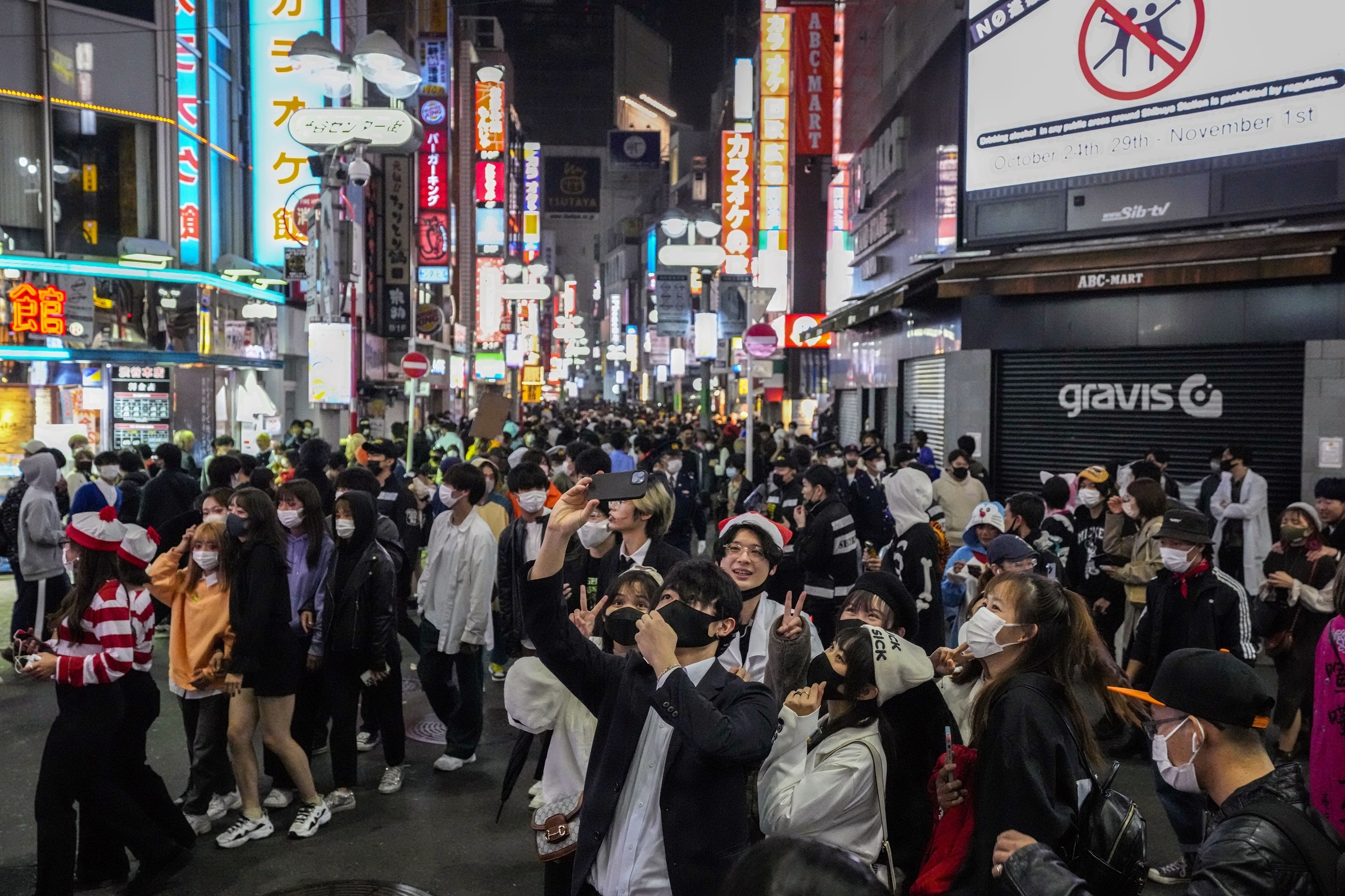 日本政府放宽抗疫限制后，东京涩谷街头在万圣节晚上人头涌涌。（AP）