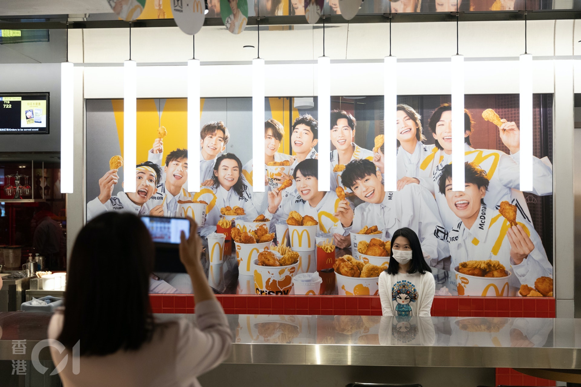 麥當勞麥炸雞餐隨餐隨機派發MIRROR鏡仔卡,吸引大量鏡粉儲卡。(資料圖片/梁鵬威攝) 麥當勞麥炸雞餐隨餐隨機派發MIRROR鏡仔卡,吸引大量鏡粉儲卡。(資料圖片/梁鵬威攝)