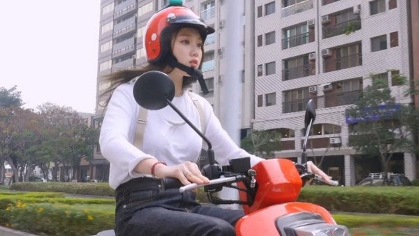 失戀女學生騎電單車唱歌狂飆高音 被警察截停極恐慌 劇情神展開 失戀女學生騎電單車唱歌狂飆高音 被警察截停極恐慌 劇情神展開