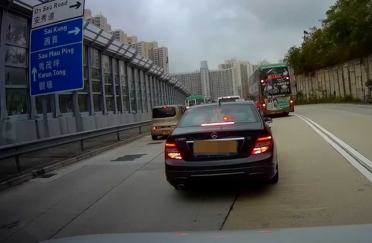 肇事巴士其後返回原來行車線等待紅綠燈。（YouTube頻道「車Cam特警」影片截圖）