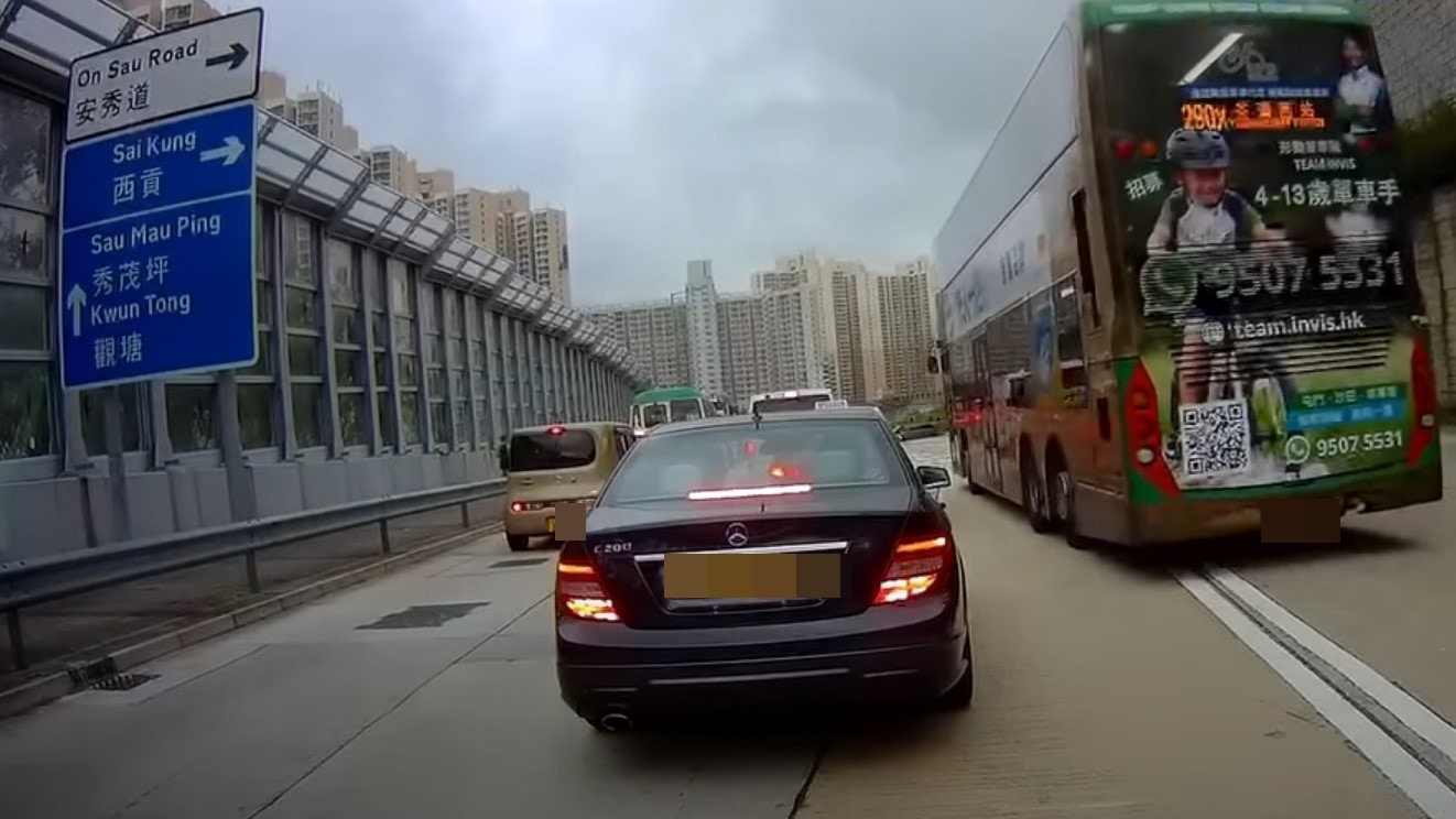 一輛290X路線的九巴當日約早上7時半，在寶琳路近寶達邨往秀茂坪方向行駛時，一度跨越雙白線。（YouTube頻道「車Cam特警」影片截圖）
