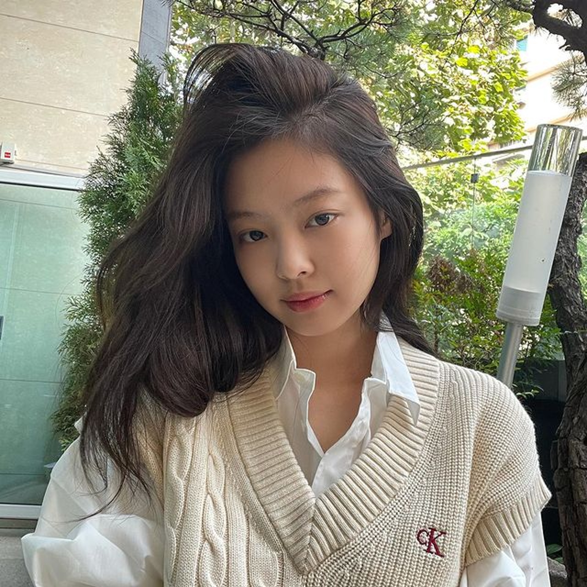 擁獨特上揚眼型的Jennie是近年「貓相女」最紅的代表,化起舞台妝的她氣勢十足,可是私下素顏時卻攻擊力大減,反差萌俘虜男女粉絲的心。(IG/@jennierubyjane) 擁獨特上揚眼型的Jennie是近年「貓相女」最紅的代表,化起舞台妝的她氣勢十足,可是私下素顏時卻攻擊力大減,反差萌俘虜男女粉絲的心。(IG/@jennierubyjane)