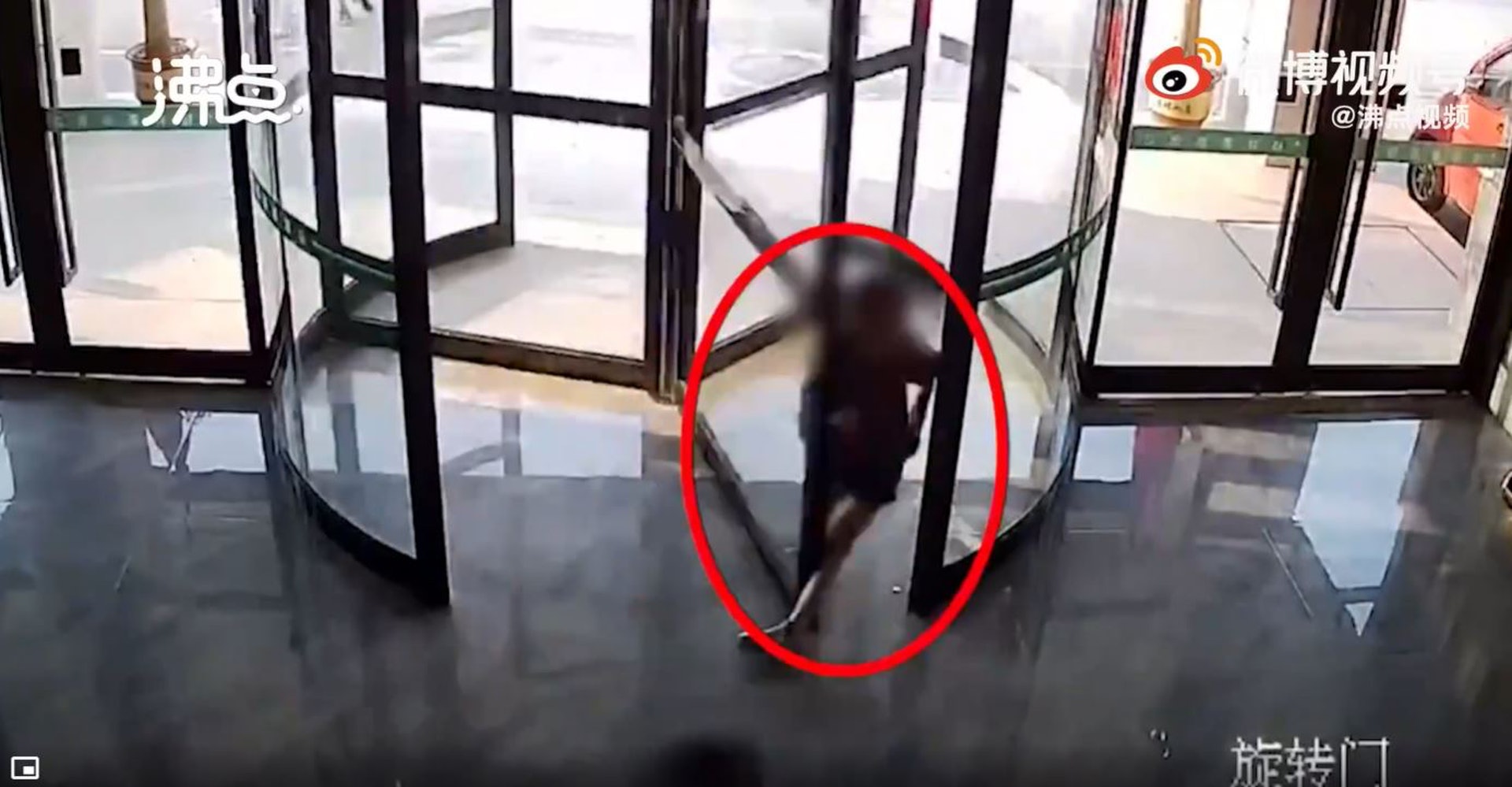 內地安徽省1名女童日前在酒店玩耍，不慎被旋轉門夾到。（影片截圖）