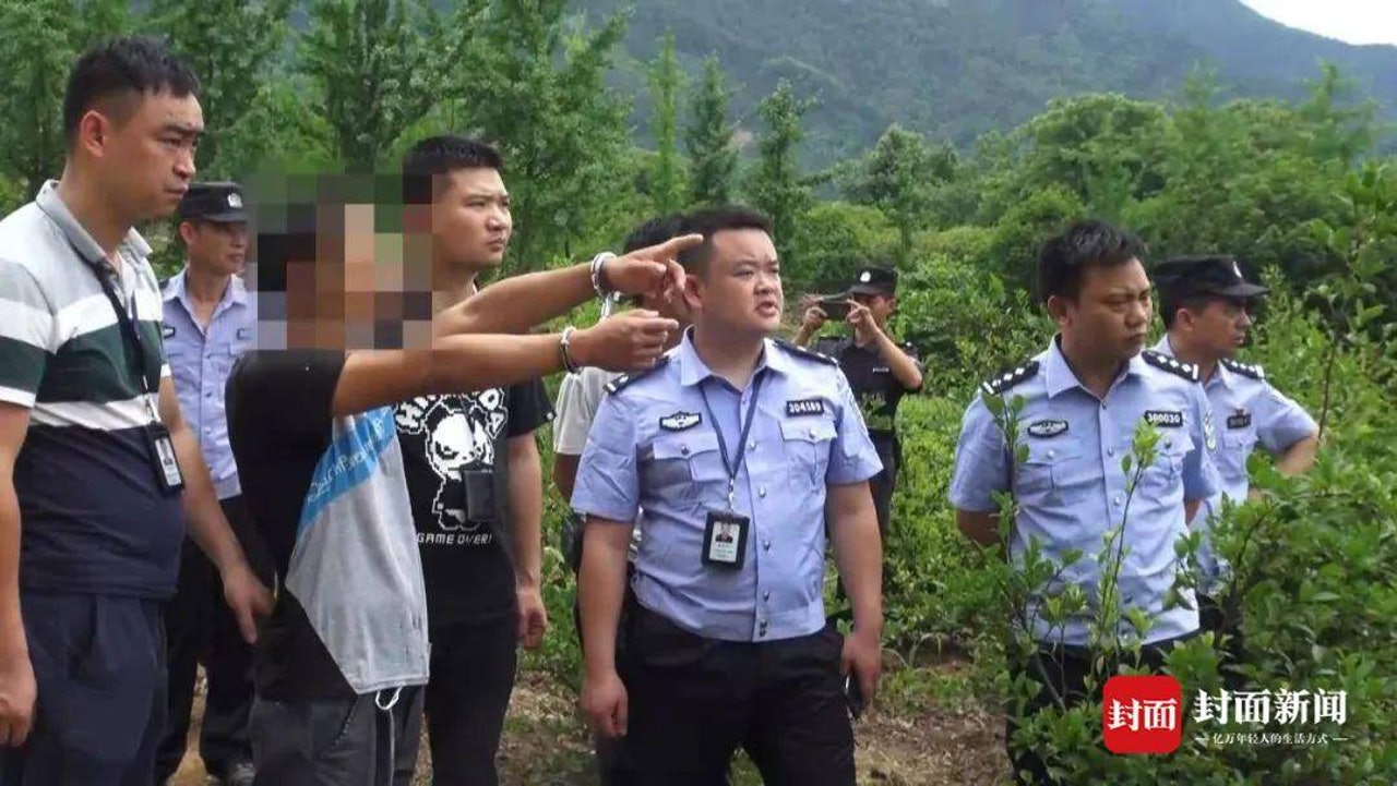蔣某元指認犯罪現場。(《封面新聞》) 蔣某元指認犯罪現場。(《封面新聞》)