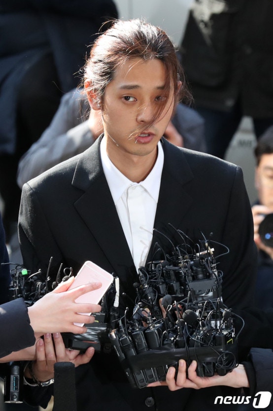 6.	艺人郑俊英亦被爆出同为主犯之一，遭指控涉嫌集体迷奸，拍摄和非法传播性爱影片，被判5年监禁。
（news1）