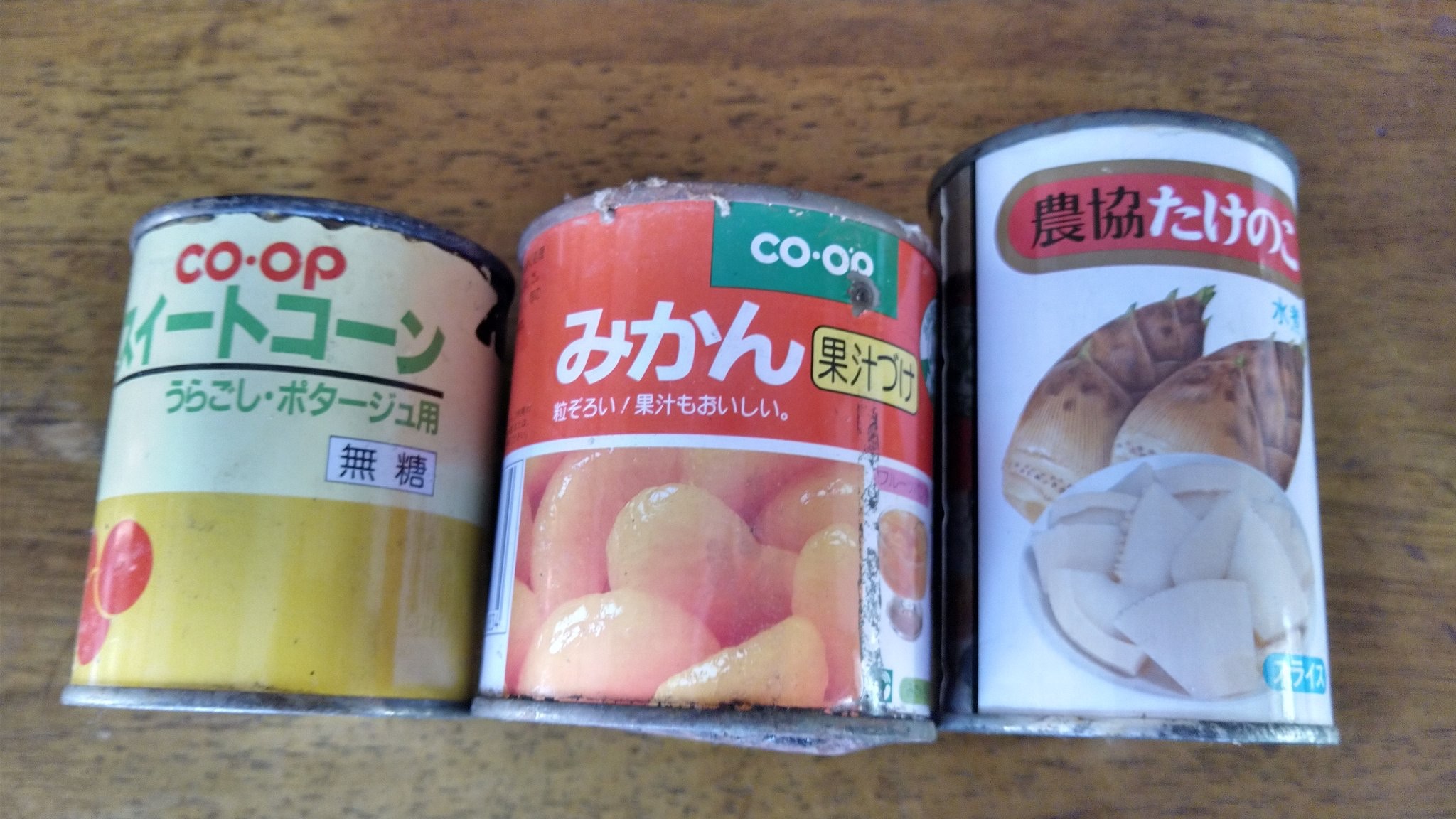 一名日本網友好奇打開30年前的水果罐頭看看。（Twitter@chestunt100kg）