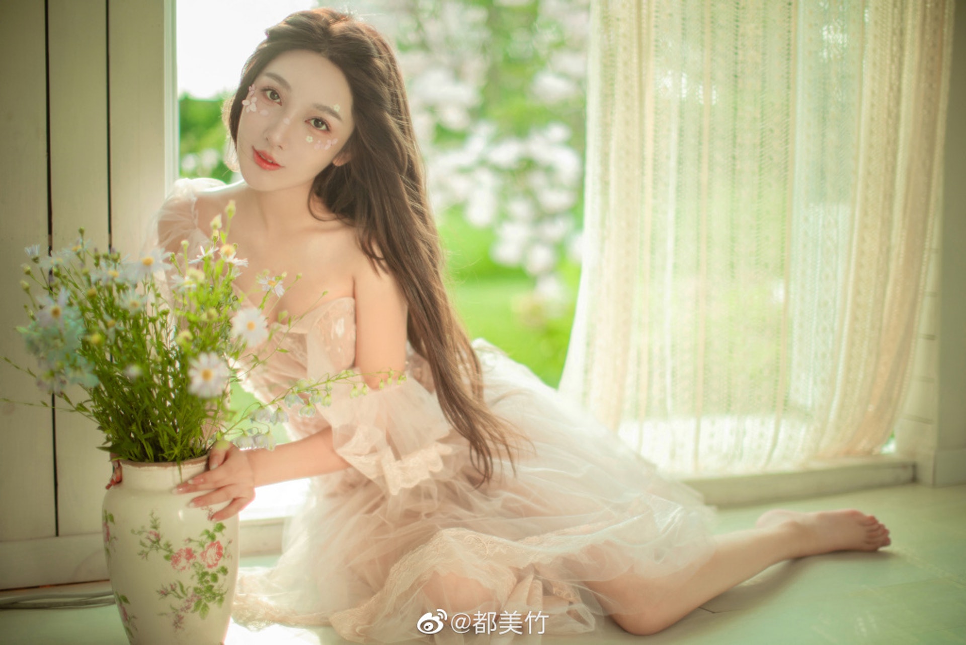 都美竹因「被退學」話題再度引起關注。(微博@都美竹) 都美竹因「被退學」話題再度引起關注。(微博@都美竹)