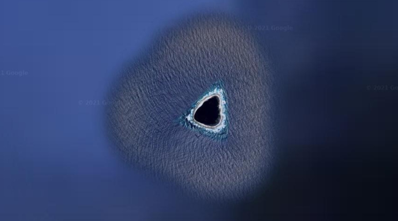 有外國網友發現Google地圖的某片海洋上竟有著一個黑洞。（Google Maps截圖）