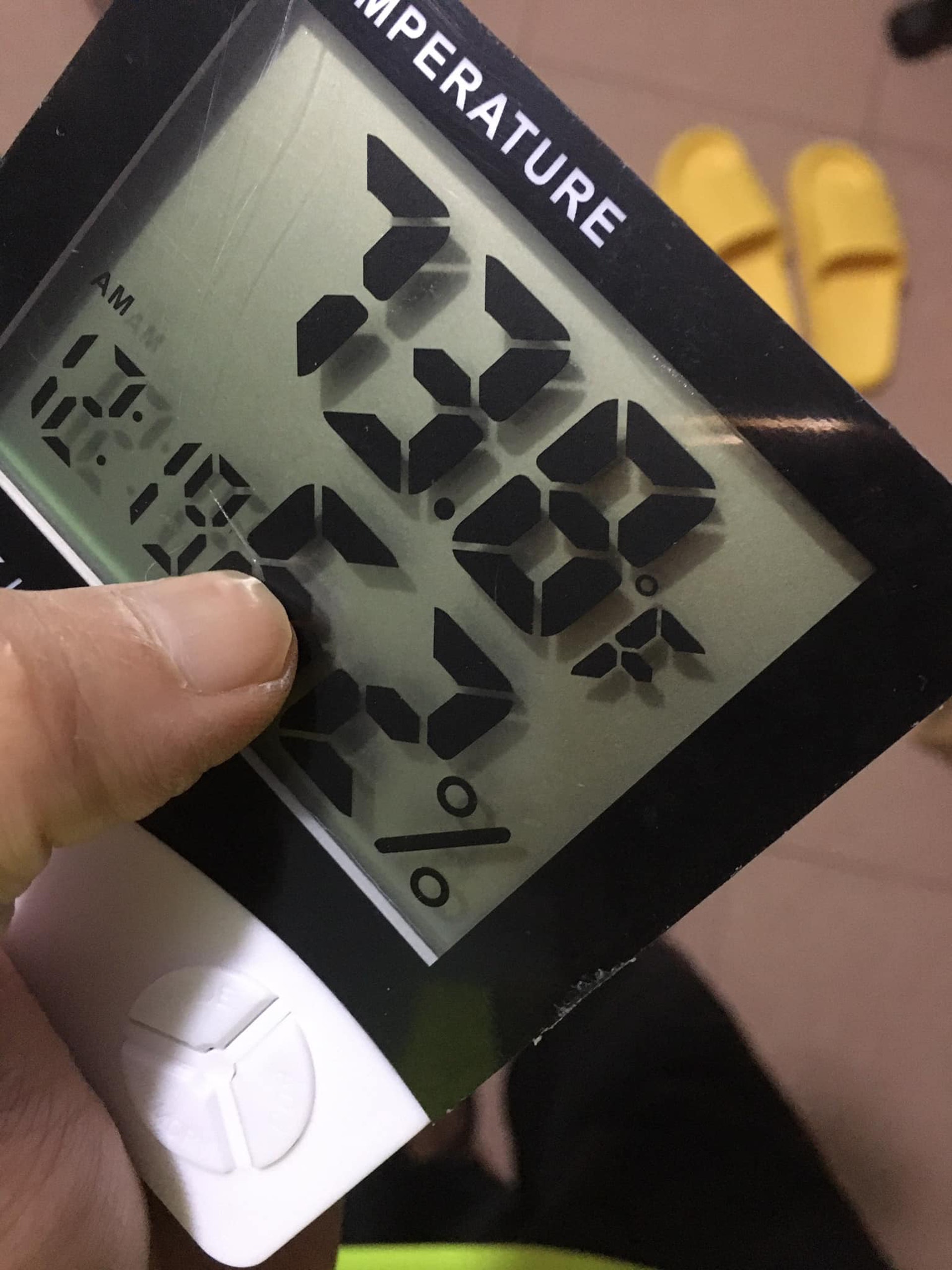 有網民指自己購買溫度計後中伏,但有留言突破盲點地指他應該只是未拔走隔離膠。(facebook群組「淘寶唔開心share(中伏group)」圖片) 有網民指自己購買溫度計後中伏,但有留言突破盲點地指他應該只是未拔走隔離膠。(facebook群組「淘寶唔開心share(中伏group)」圖片)