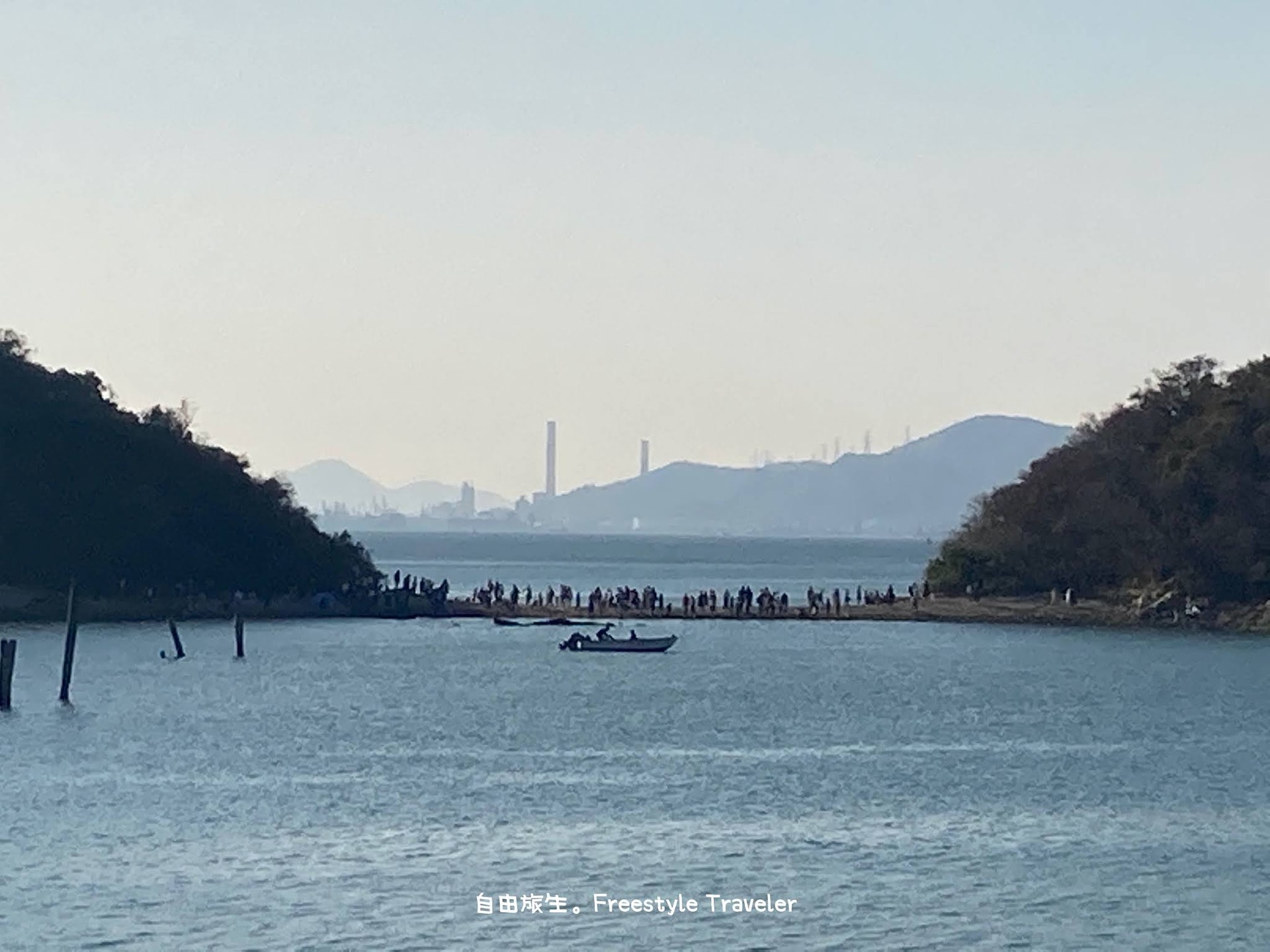 島與島之間有條小路,這就是由鹿頸村通往長索島之路,那裡是一個連島沙洲,潮退時候可以走過去!(自由旅生授權使用) 島與島之間有條小路,這就是由鹿頸村通往長索島之路,那裡是一個連島沙洲,潮退時候可以走過去!(自由旅生授權使用)