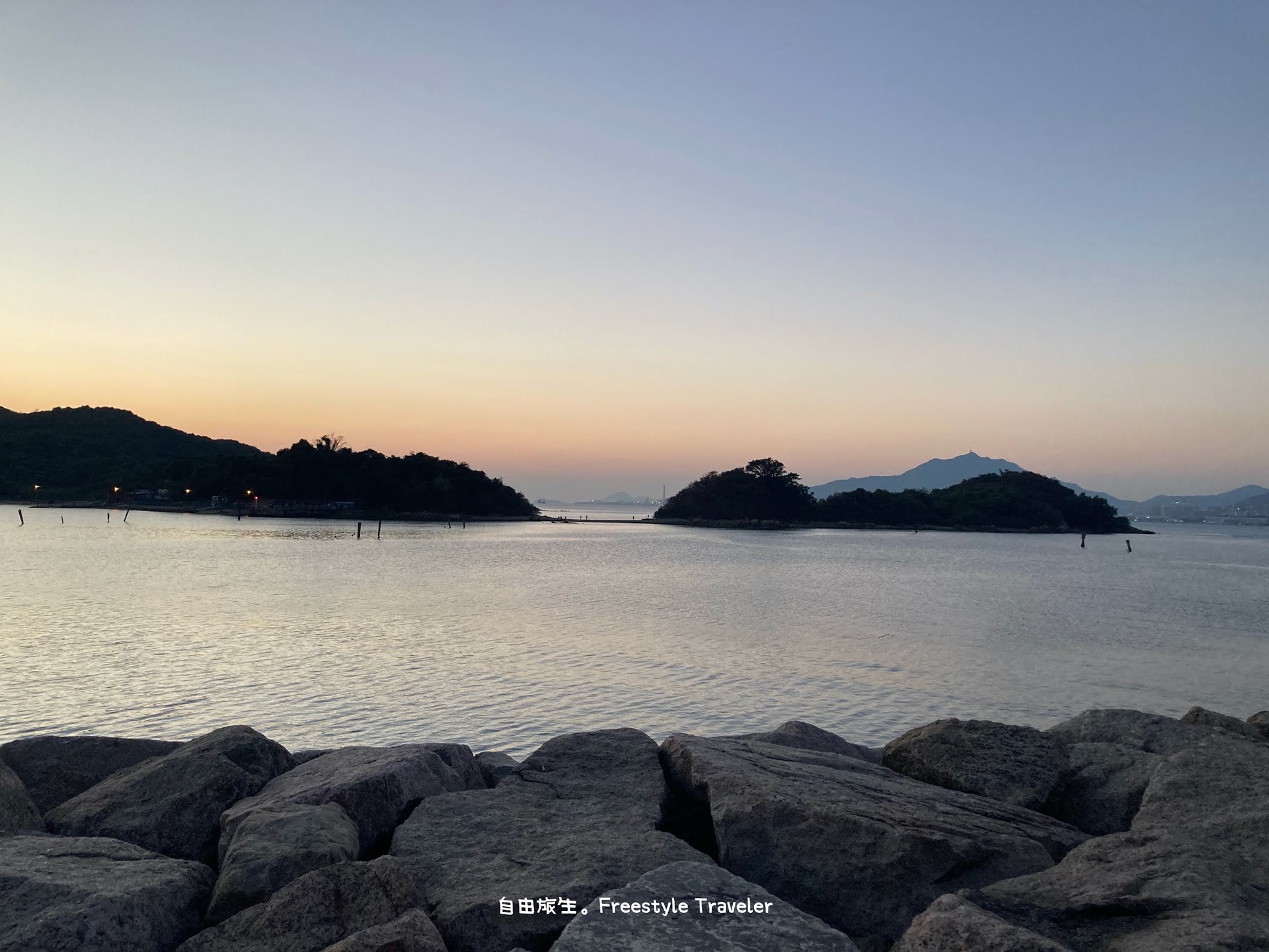 在欣澳海濱長廊看日落後的連島沙洲(自由旅生授權使用) 在欣澳海濱長廊看日落後的連島沙洲(自由旅生授權使用)