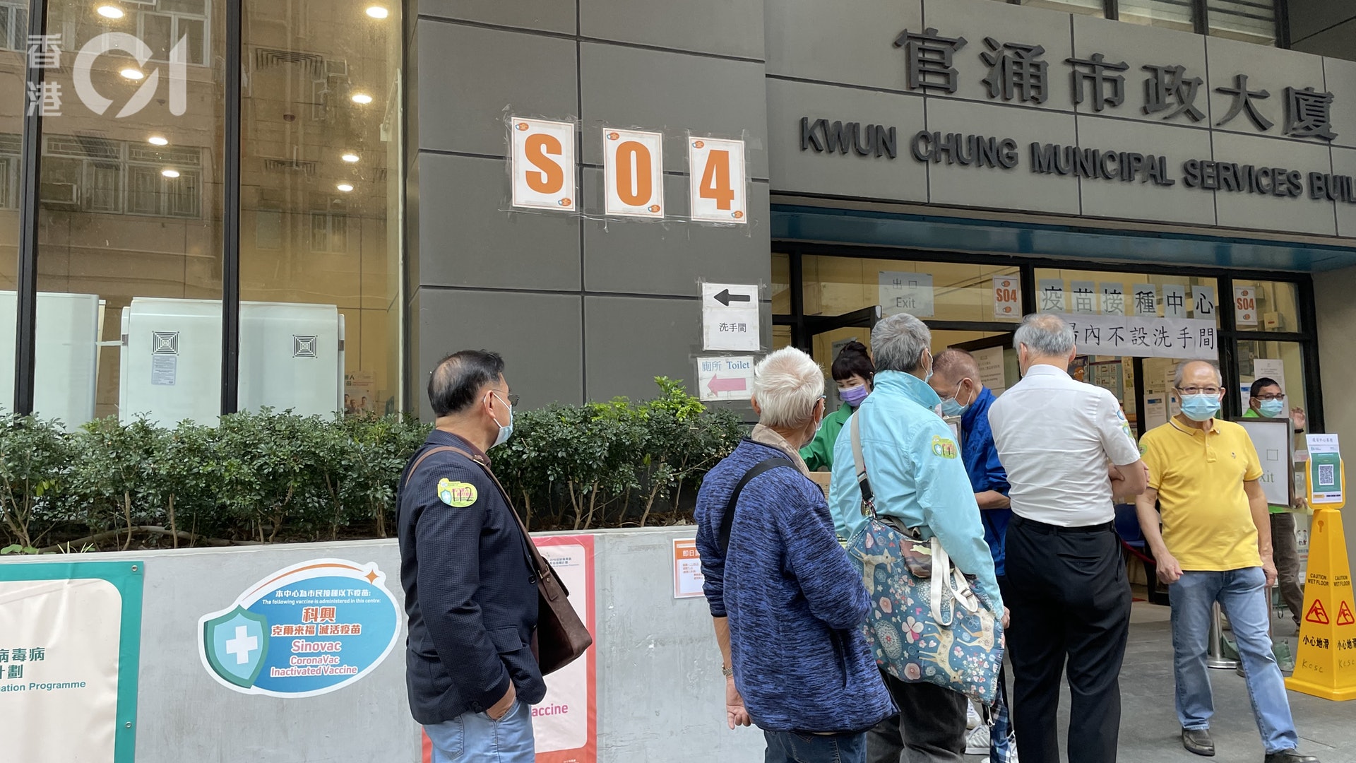 第三針疫苗|開打第二日 機場員工提早打針︰可能唔打唔畀禁區證 第三針疫苗|開打第二日 機場員工提早打針︰可能唔打唔畀禁區證