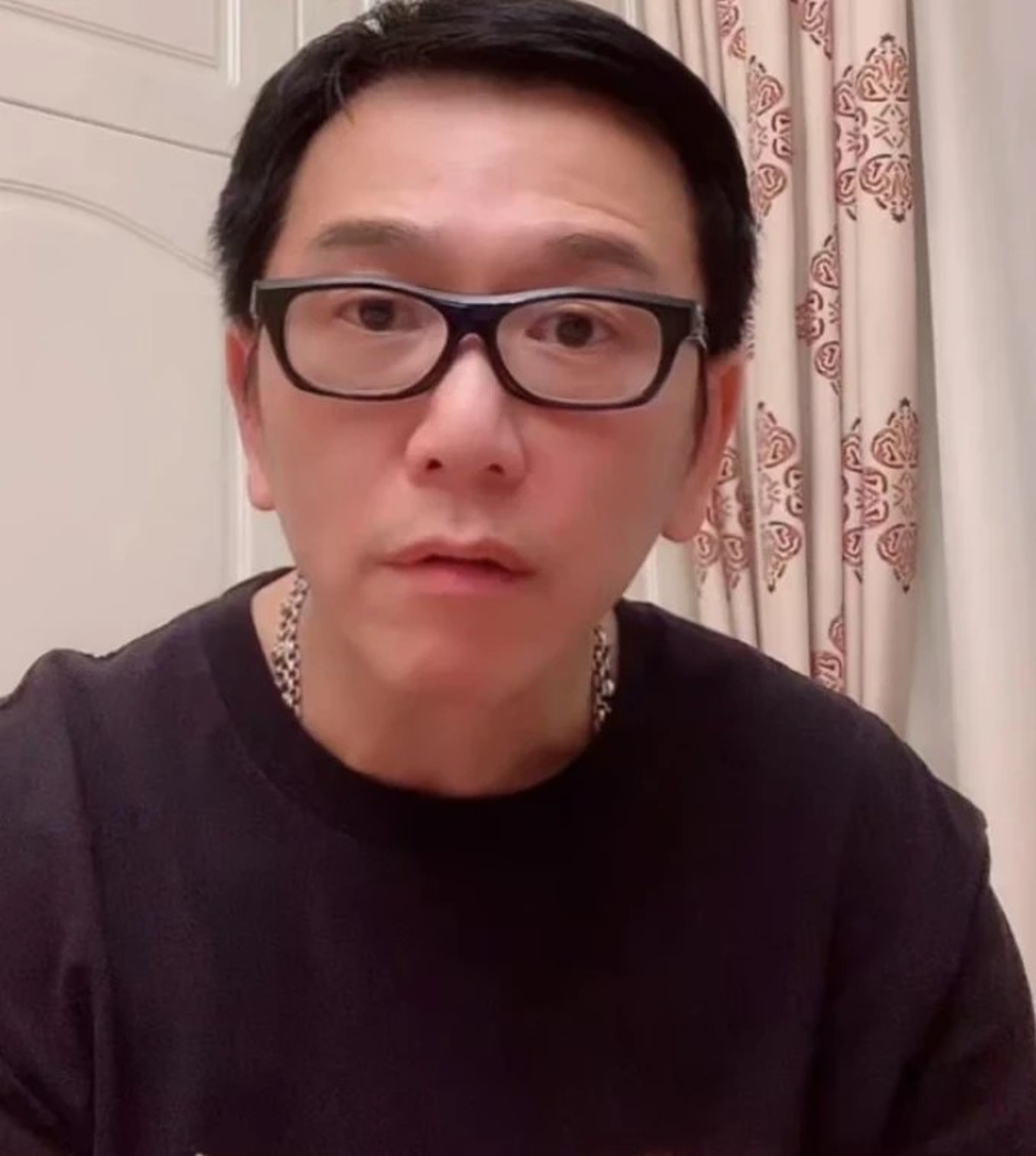 在家中開Live。(影片截圖) 在家中開Live。(影片截圖)