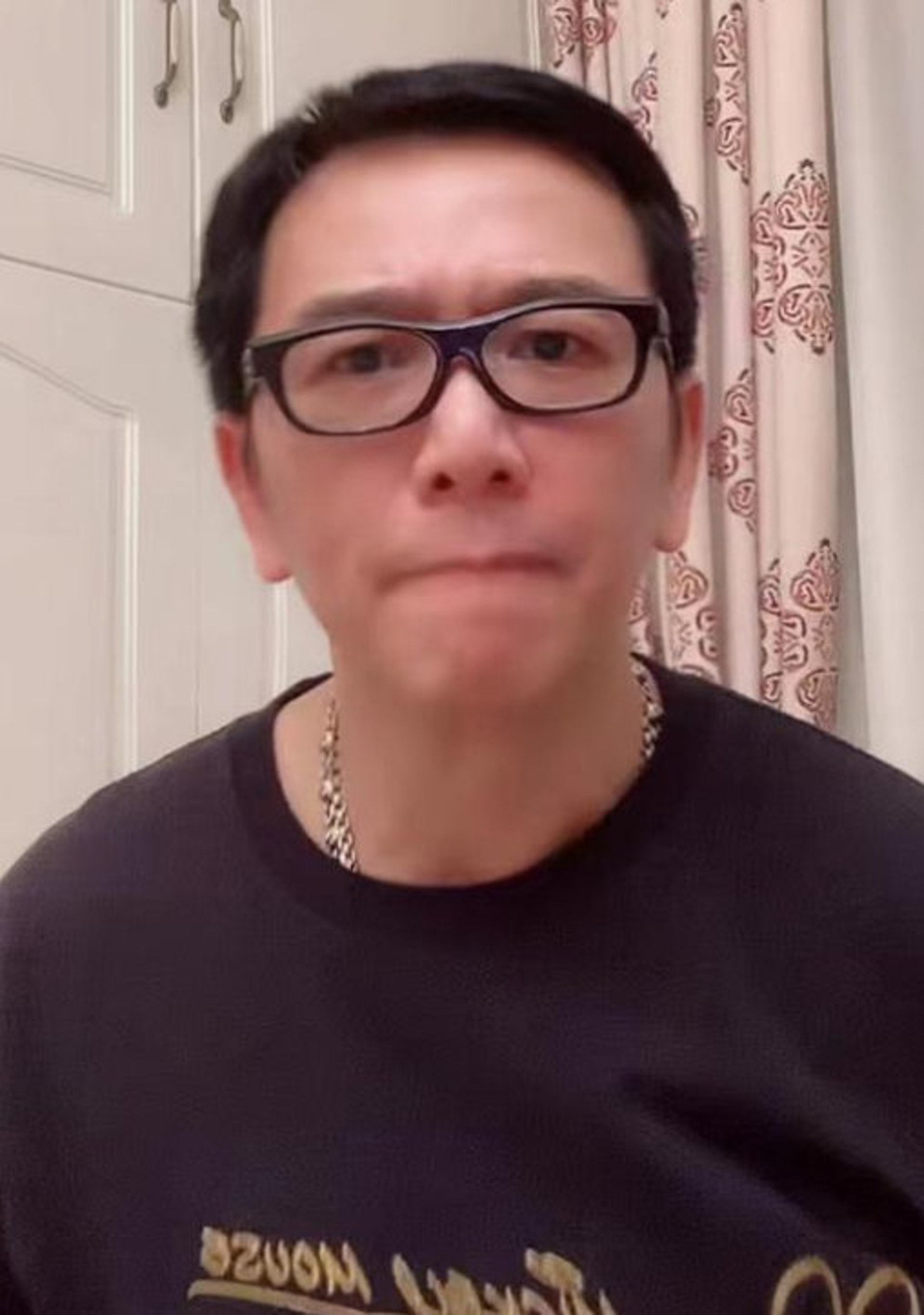 在家中開Live。(影片截圖) 在家中開Live。(影片截圖)