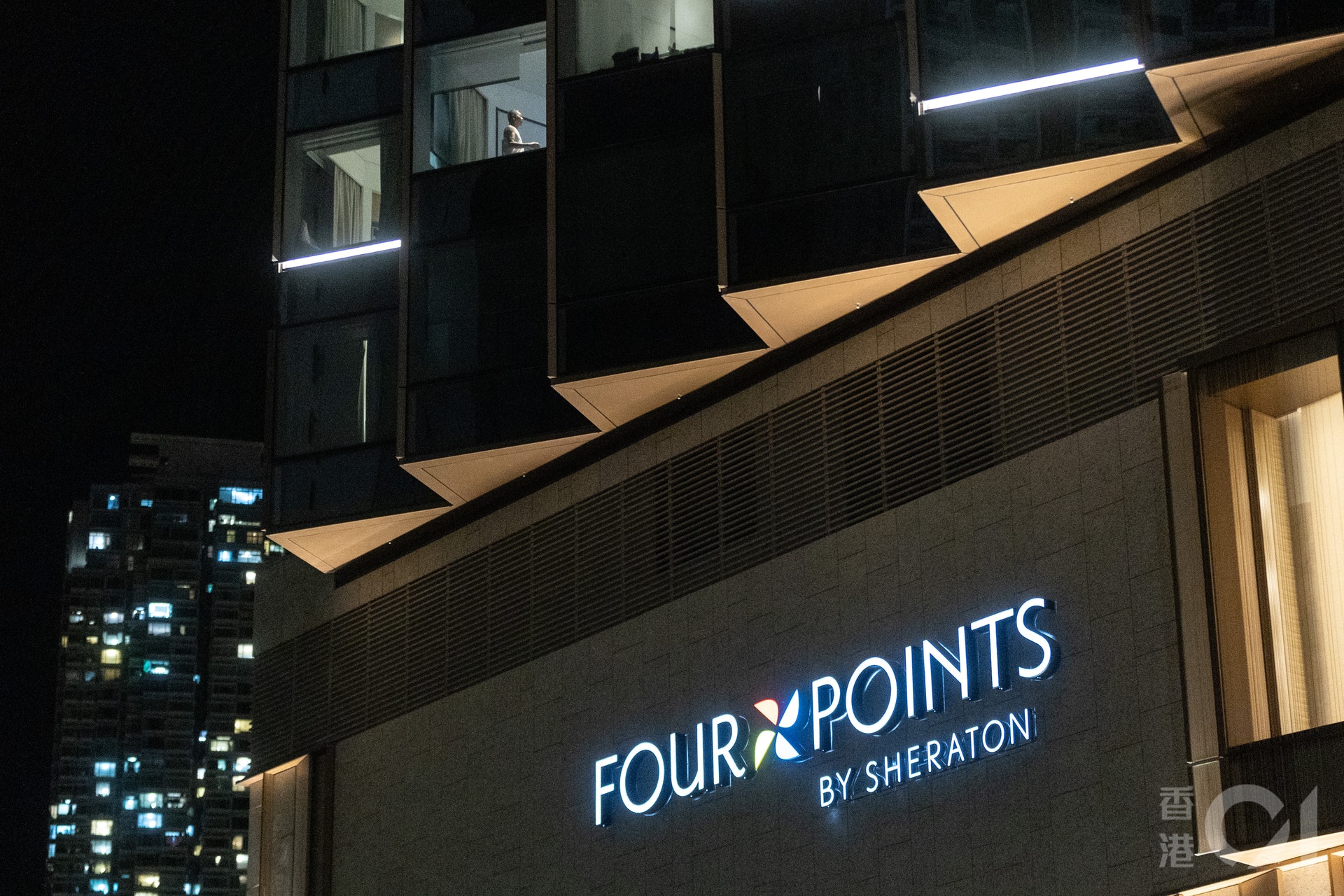 東涌檢疫酒店福朋喜來登酒店爆新冠肺炎疫情,衞生署11月12日晚公布,現居15樓的住客、及曾在本月1日至6日入住並已離開的54名住客,需入住竹篙灣再檢疫。(廖雁雄攝) 東涌檢疫酒店福朋喜來登酒店爆新冠肺炎疫情,衞生署11月12日晚公布,現居15樓的住客、及曾在本月1日至6日入住並已離開的54名住客,需入住竹篙灣再檢疫。(廖雁雄攝)