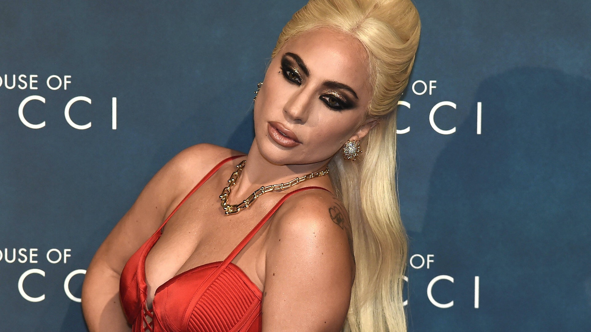《GUCCI名門望族》Lady GaGa火紅現身米蘭 自爆宣傳時喊足一日 《GUCCI名門望族》Lady GaGa火紅現身米蘭 自爆宣傳時喊足一日