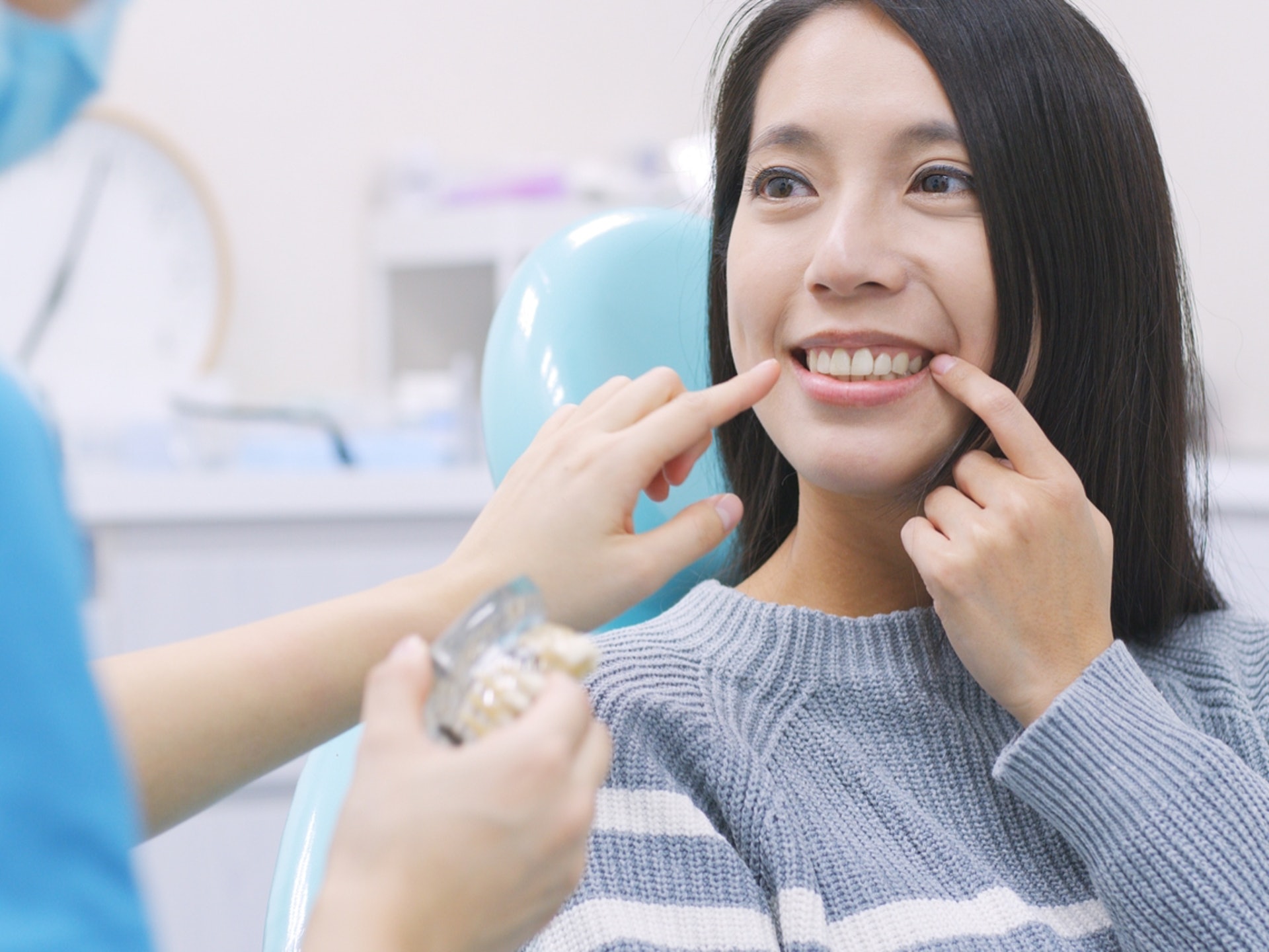 牙醫建議最穩妥的做法是先在香港完成牙科檢查及處理牙齒問題，避免在外國徬徨無助。（圖片：businesstoday）
