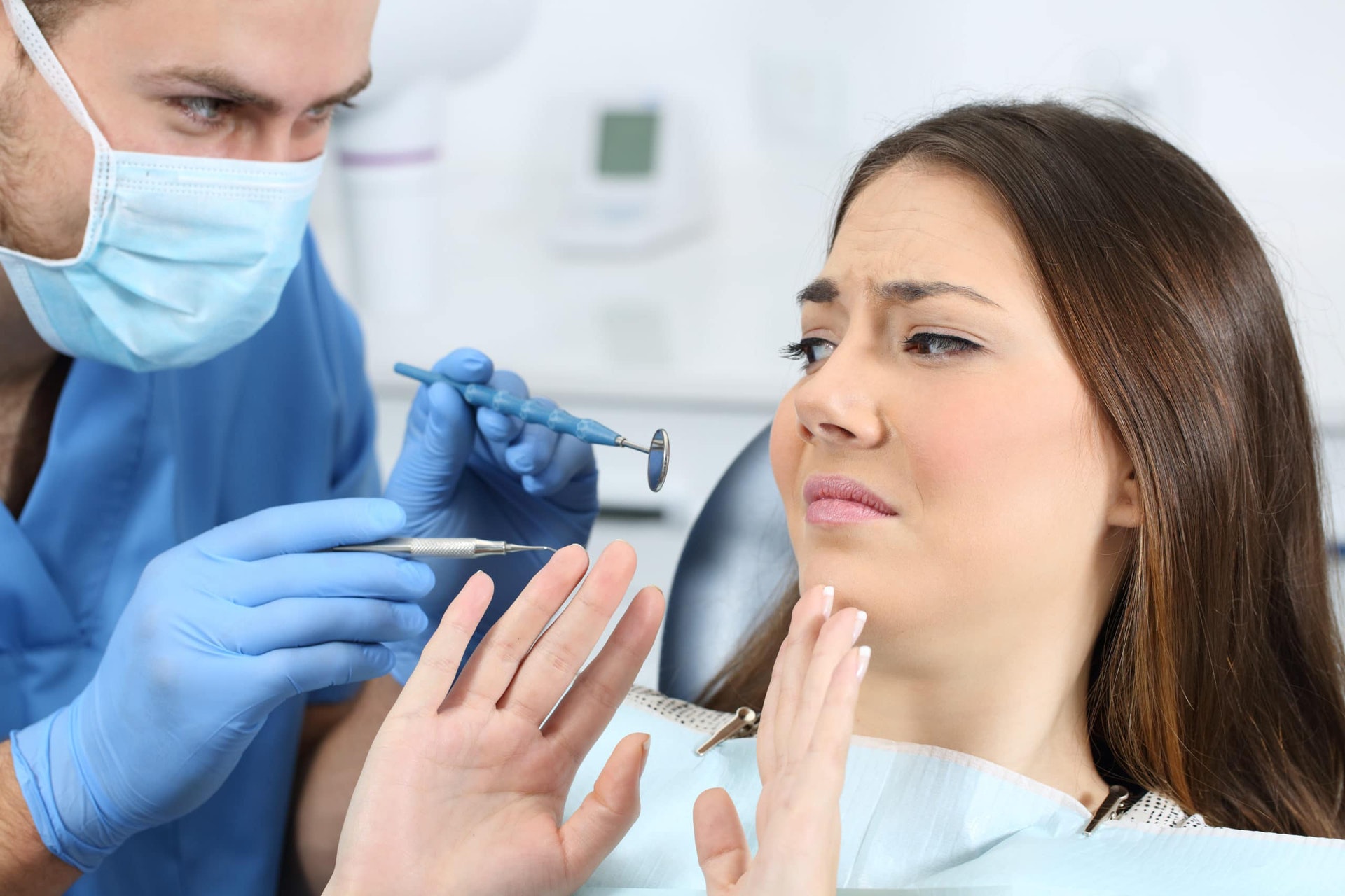 語言問題會限制牙醫與病人之間的溝通，一方面影響病人向牙醫表達自己的病情，另一方面又影響病人從牙醫口中了解自己的狀況，最終有機會妨礙病人接受最佳的治療方案。（圖片：premierdentalohio）