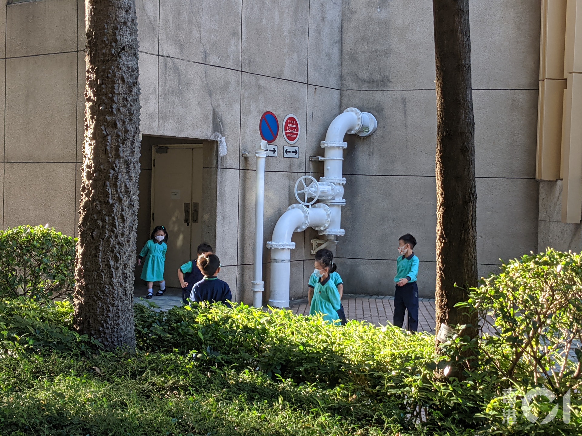 不少小孩子放學後在凱帆薈外玩耍。(黃偉倫攝) 不少小孩子放學後在凱帆薈外玩耍。(黃偉倫攝)