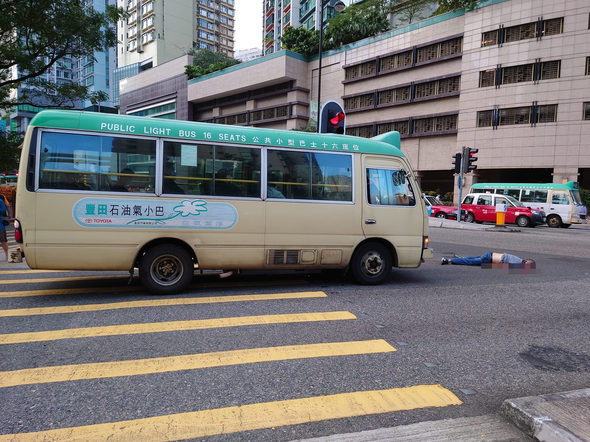 男子被小巴撞倒昏迷。（網上圖片）
