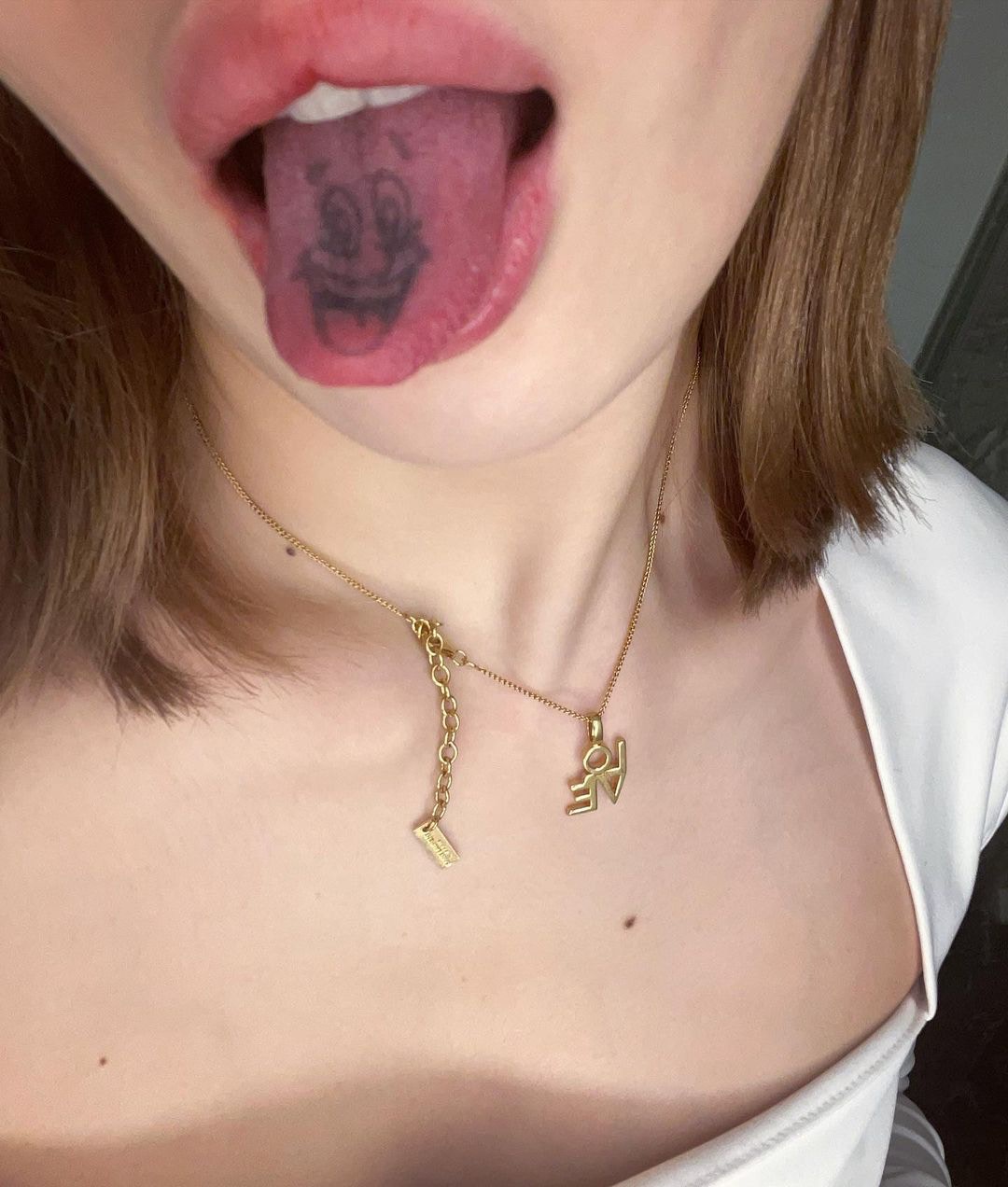 泫雅向鏡頭展露出舌頭上的笑臉圖案，網民誤以為是新紋身。（Instagram：@hyunah_aa）