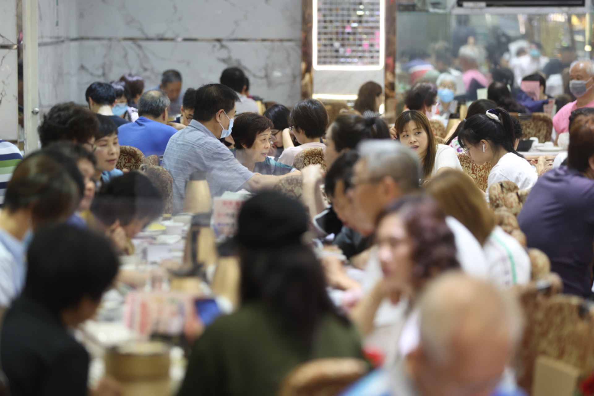 政府早前宣布將「優化」現有補充勞工計劃,放寬計劃下26個職位一般不得輸入外勞的規定兩年,這些職位包括侍應生、收銀員、售貨員等。(資料圖片/鄭子峰攝) 政府早前宣布將「優化」現有補充勞工計劃,放寬計劃下26個職位一般不得輸入外勞的規定兩年,這些職位包括侍應生、收銀員、售貨員等。(資料圖片/鄭子峰攝)