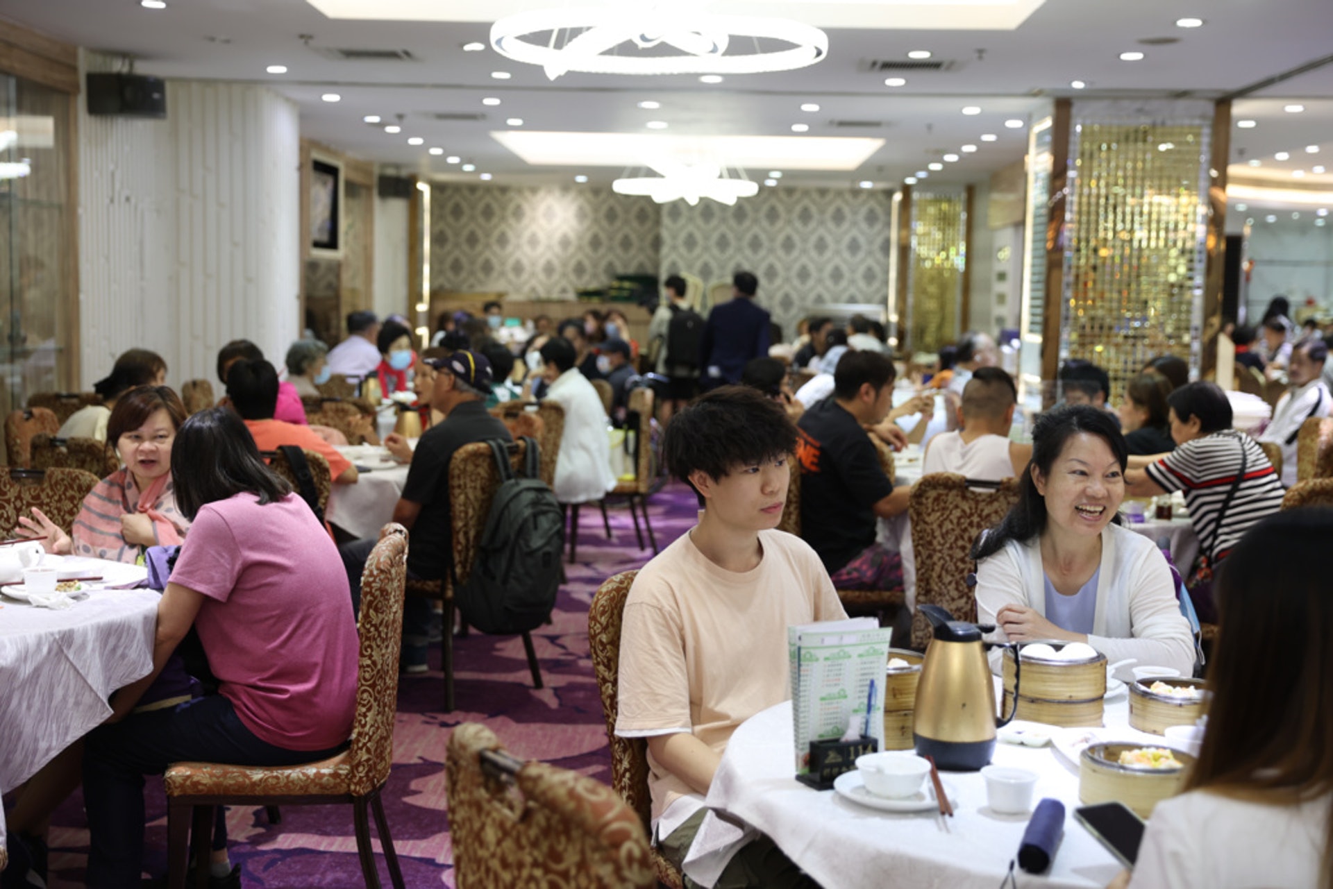 在今年8月至10月期間,餐飲業失業率及就業不足率均見下跌,其中就業不足率跌0.9百分點至2.1%。(資料圖片/鄭子峰攝) 在今年8月至10月期間,餐飲業失業率及就業不足率均見下跌,其中就業不足率跌0.9百分點至2.1%。(資料圖片/鄭子峰攝)