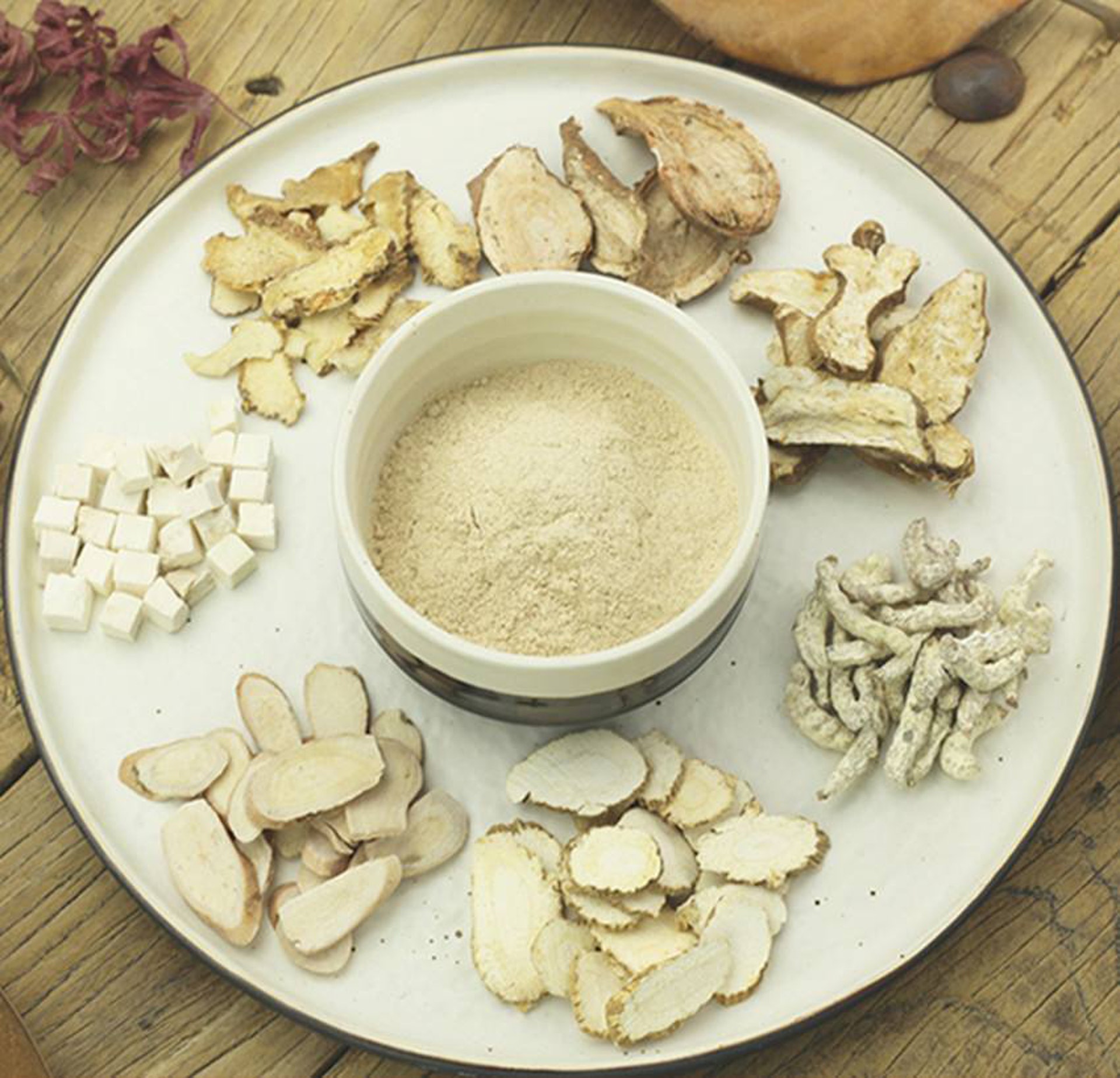 七子白 — 白術、白芷、白芨、白蘞、白芍、白茯苓、白薑蟲七種藥材研磨成粉末 (圖片: FreePik) 七子白 — 白術、白芷、白芨、白蘞、白芍、白茯苓、白薑蟲七種藥材研磨成粉末 (圖片: FreePik)