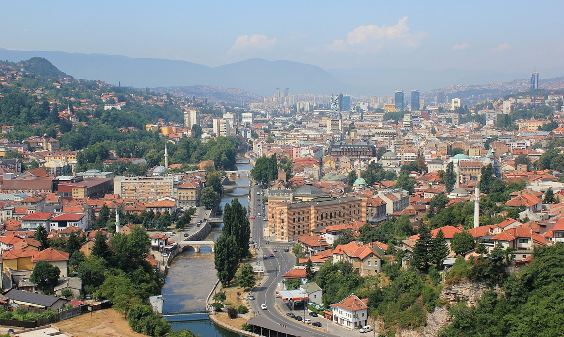首都薩拉熱窩（Sarajevo）正處於塞族共和國與波黑聯邦的邊境上，若邊境為塞族武裝所奪，塞族力量更將對薩拉熱窩形成居高臨下的形勢。（Wikimedia Commons）