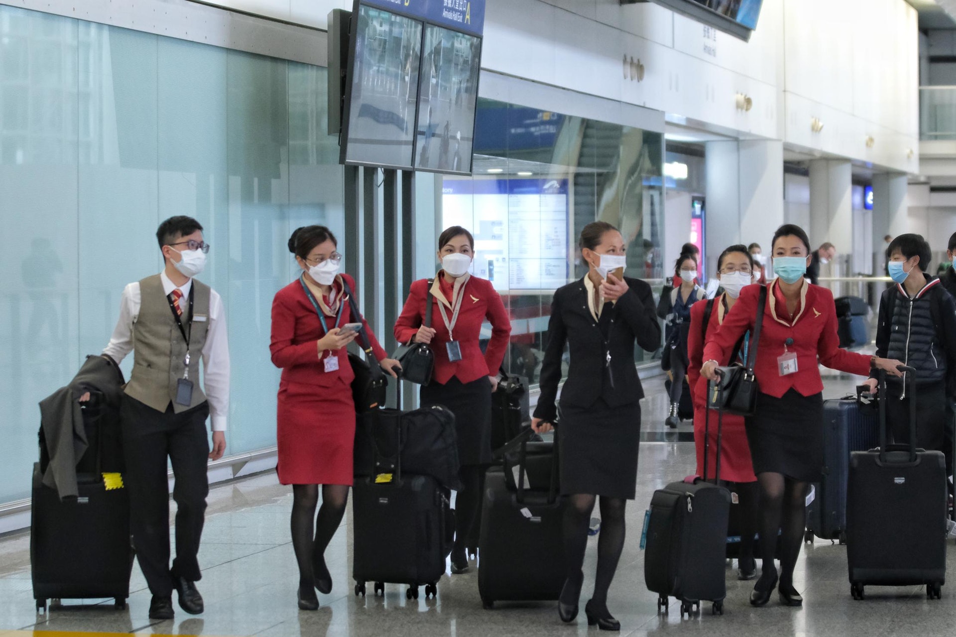 新冠肺炎嚴重影響出遊,國泰航空大減航班,而機組人員也要進行特別的閉環模式運作。(資料圖片/羅君豪攝) 新冠肺炎嚴重影響出遊,國泰航空大減航班,而機組人員也要進行特別的閉環模式運作。(資料圖片/羅君豪攝)