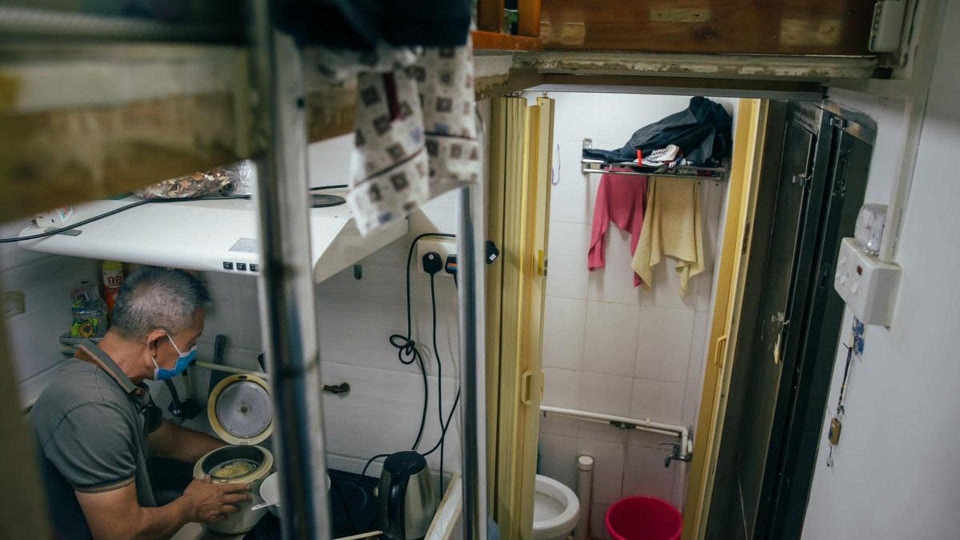 《長遠房屋策略》報告估算本港居住環境欠佳的住戶約為12萬戶,當中有約9萬戶居於分間樓宇單位。(李澤彤攝) 《長遠房屋策略》報告估算本港居住環境欠佳的住戶約為12萬戶,當中有約9萬戶居於分間樓宇單位。(李澤彤攝)