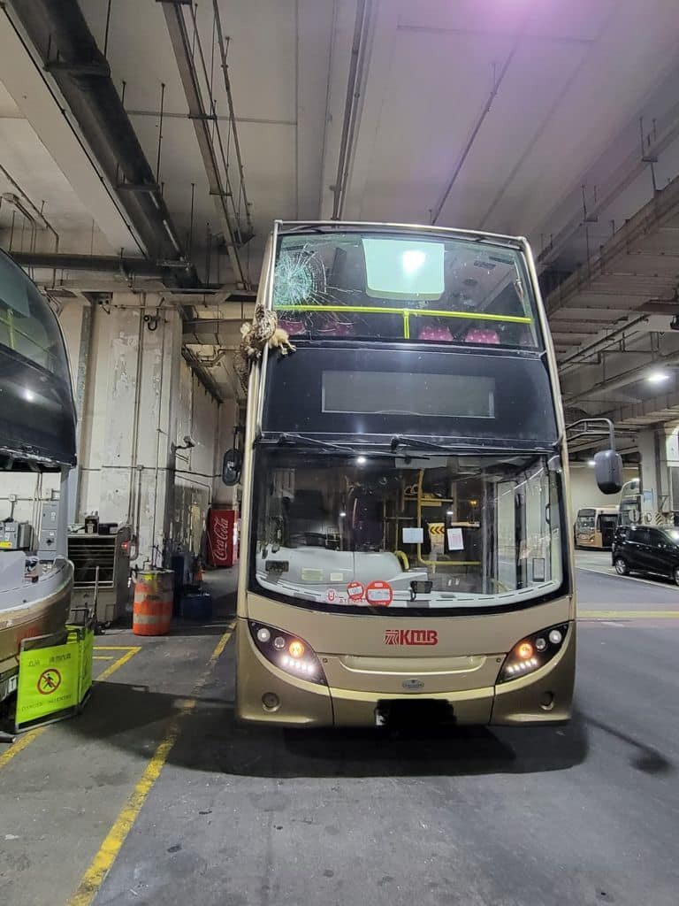 九巴車廠發生麻鷹撞巴士意外，網上流傳數張相信在巴士車廠拍攝的照片，相中一隻麻鷹掛屍巴士右方車頭位置。（Key Ng／香港突發事故報料區）