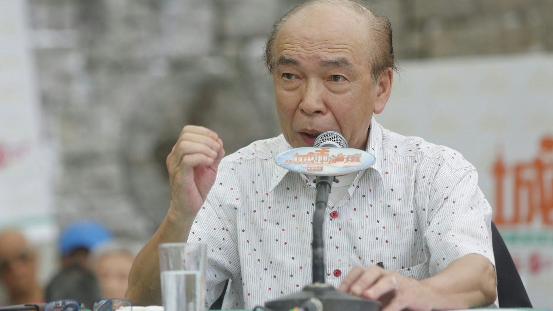 前立法局主席黃宏發。