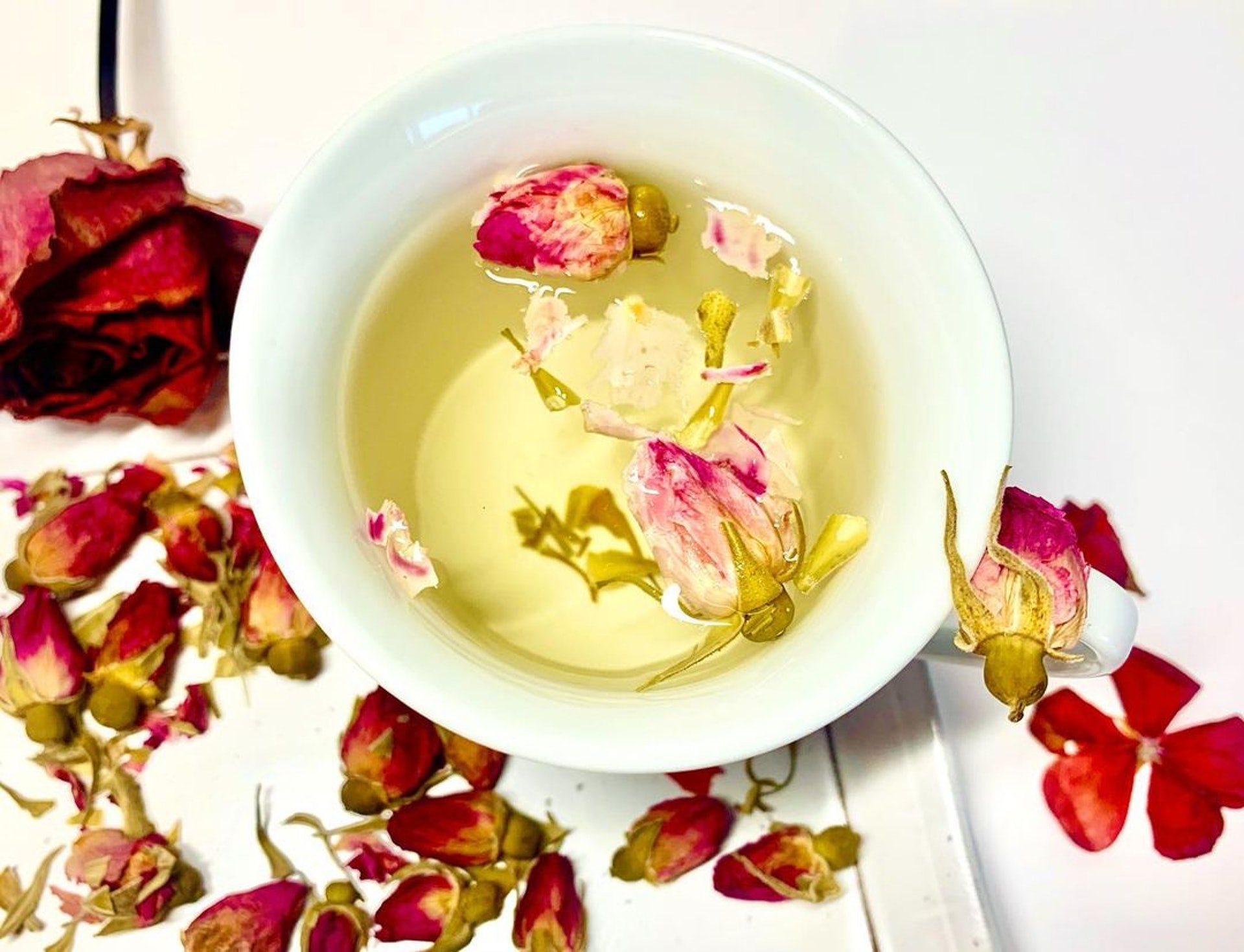【疫情、養生、花茶】陳自瑤、養生花茶|玫瑰石斛花茶當中的石斛花有極佳的藥用價值,即使經常飲用亦不會過份燥熱或寒涼。(vtea.nz@IG) 【疫情、養生、花茶】陳自瑤、養生花茶|玫瑰石斛花茶當中的石斛花有極佳的藥用價值,即使經常飲用亦不會過份燥熱或寒涼。(vtea.nz@IG)
