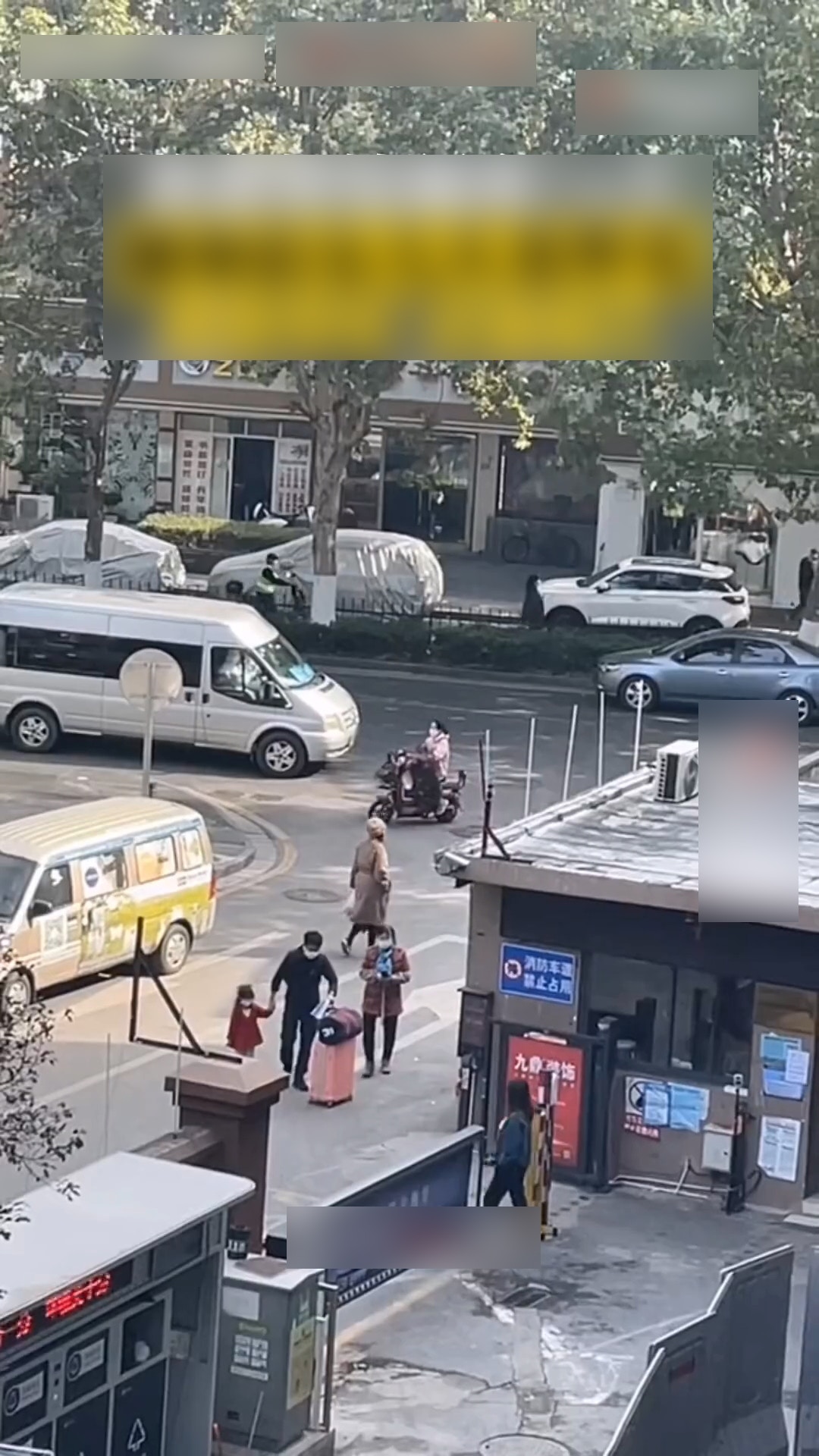 南京父女在酒店隔離14天後回家，媽媽叫見到女兒的髮型即被嚇壞。（微博影片截圖）