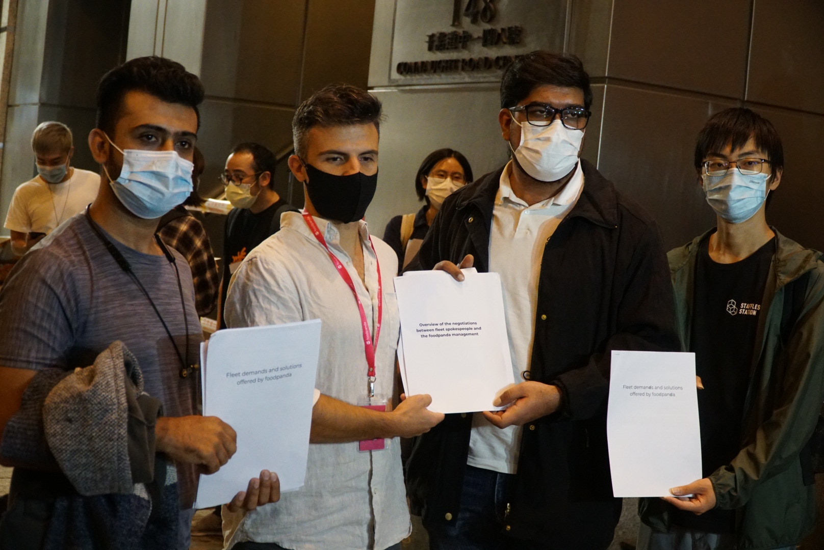今日（18日）下午3時foodpanda勞資雙方進行第二次談判，至晚上10時許，雙方代表會見傳媒，表示已達成共識，結束罷工行動。（曾鳳婷攝）